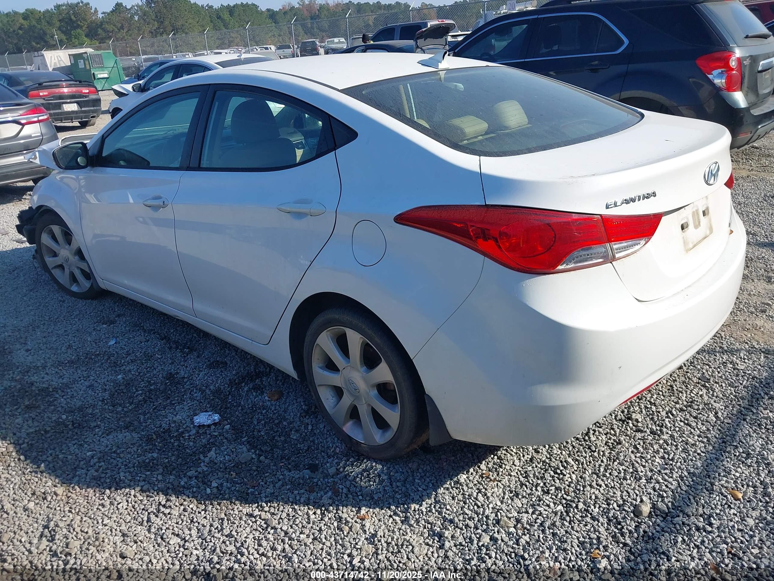 HYUNDAI ELANTRA image 3