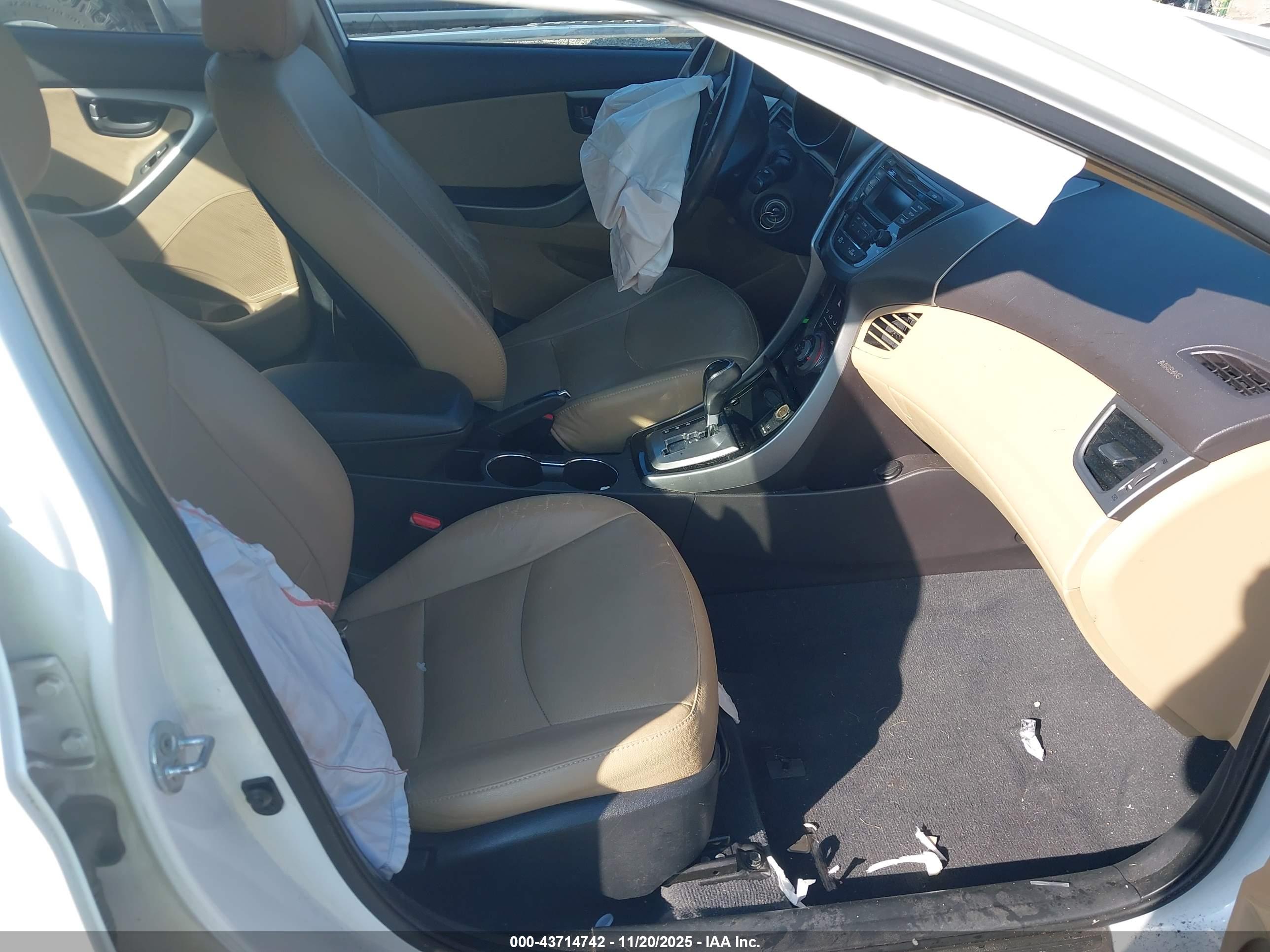 HYUNDAI ELANTRA image 5