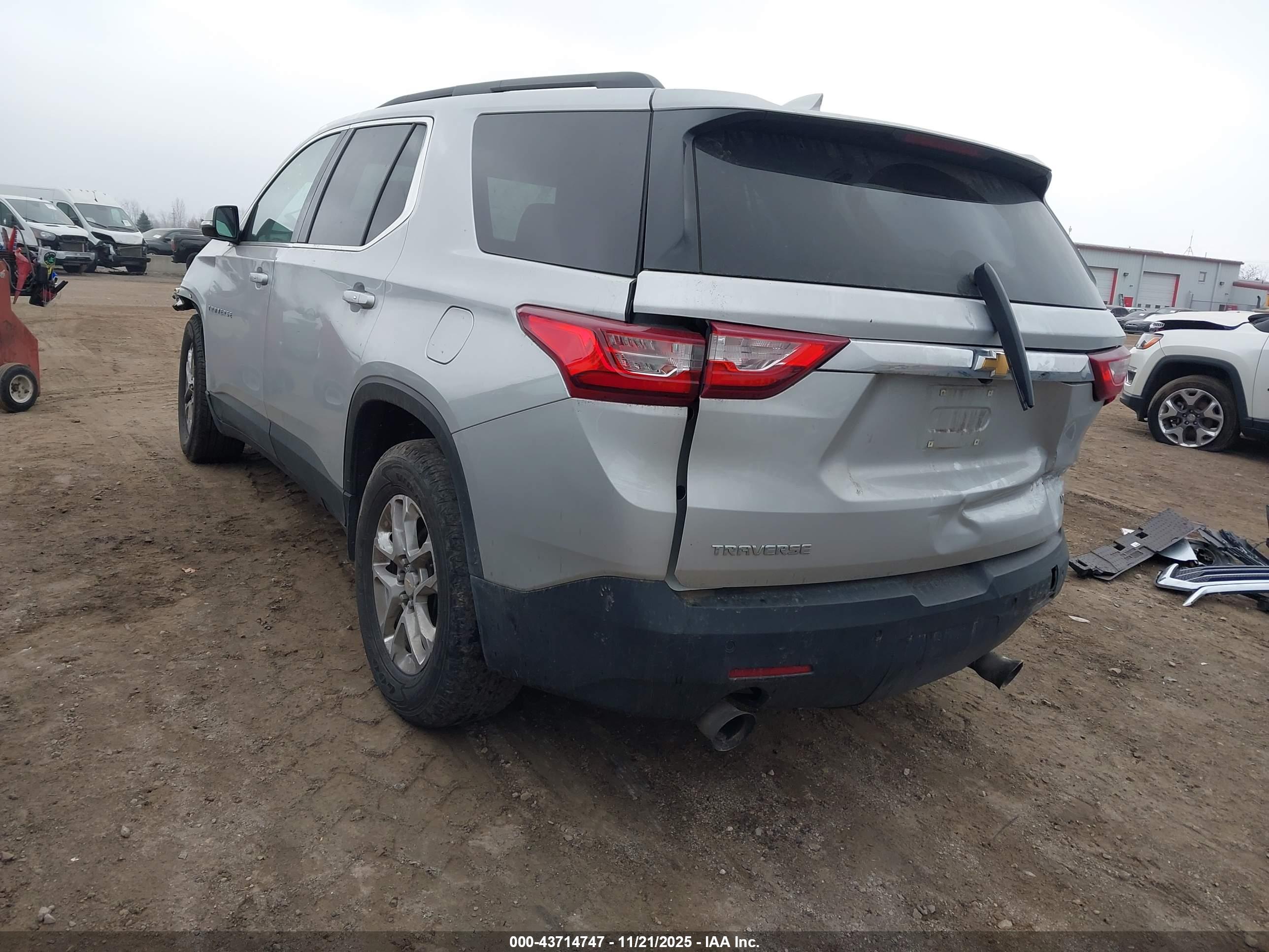 CHEVROLET TRAVERSE image 3