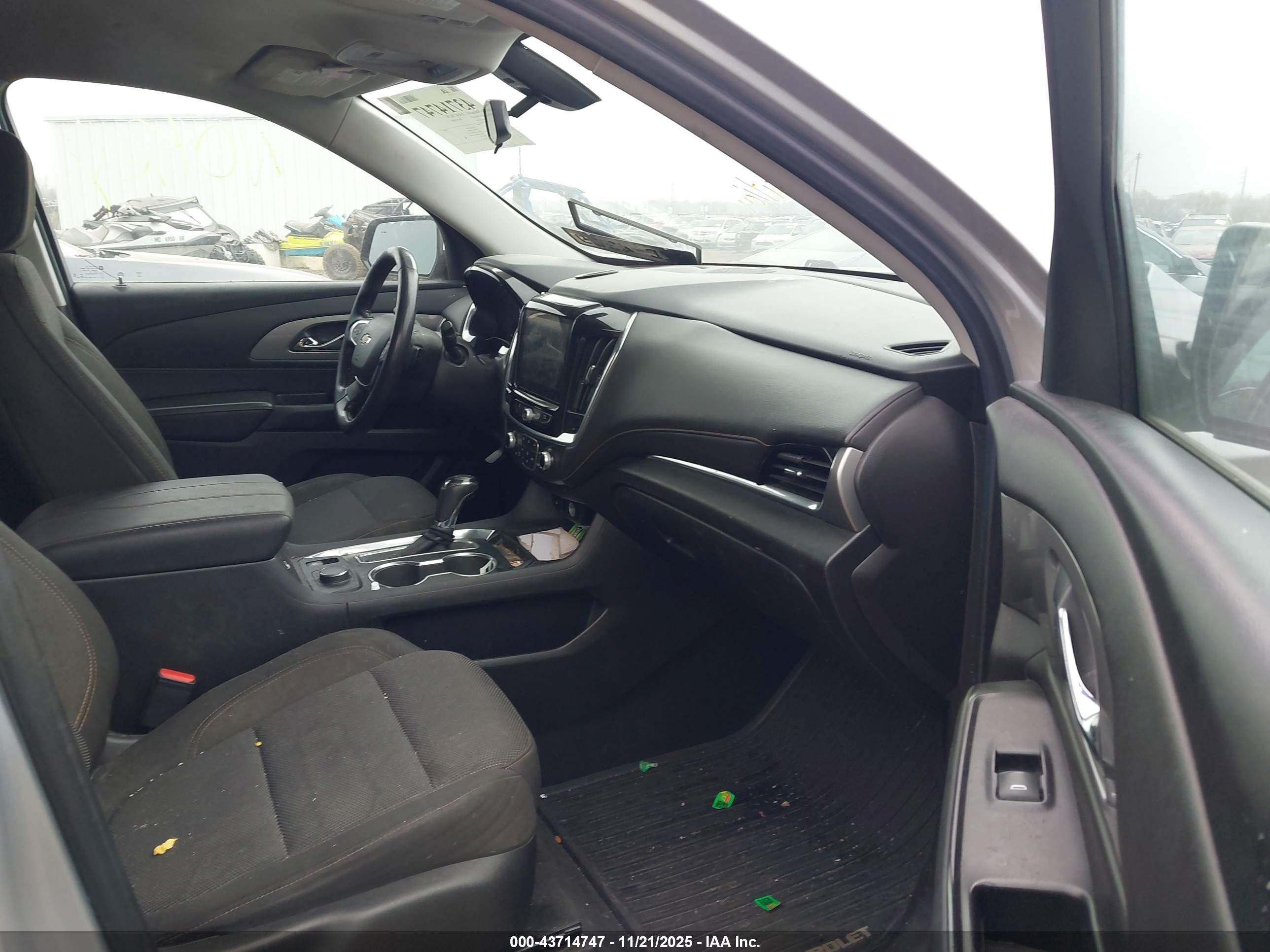 CHEVROLET TRAVERSE image 5