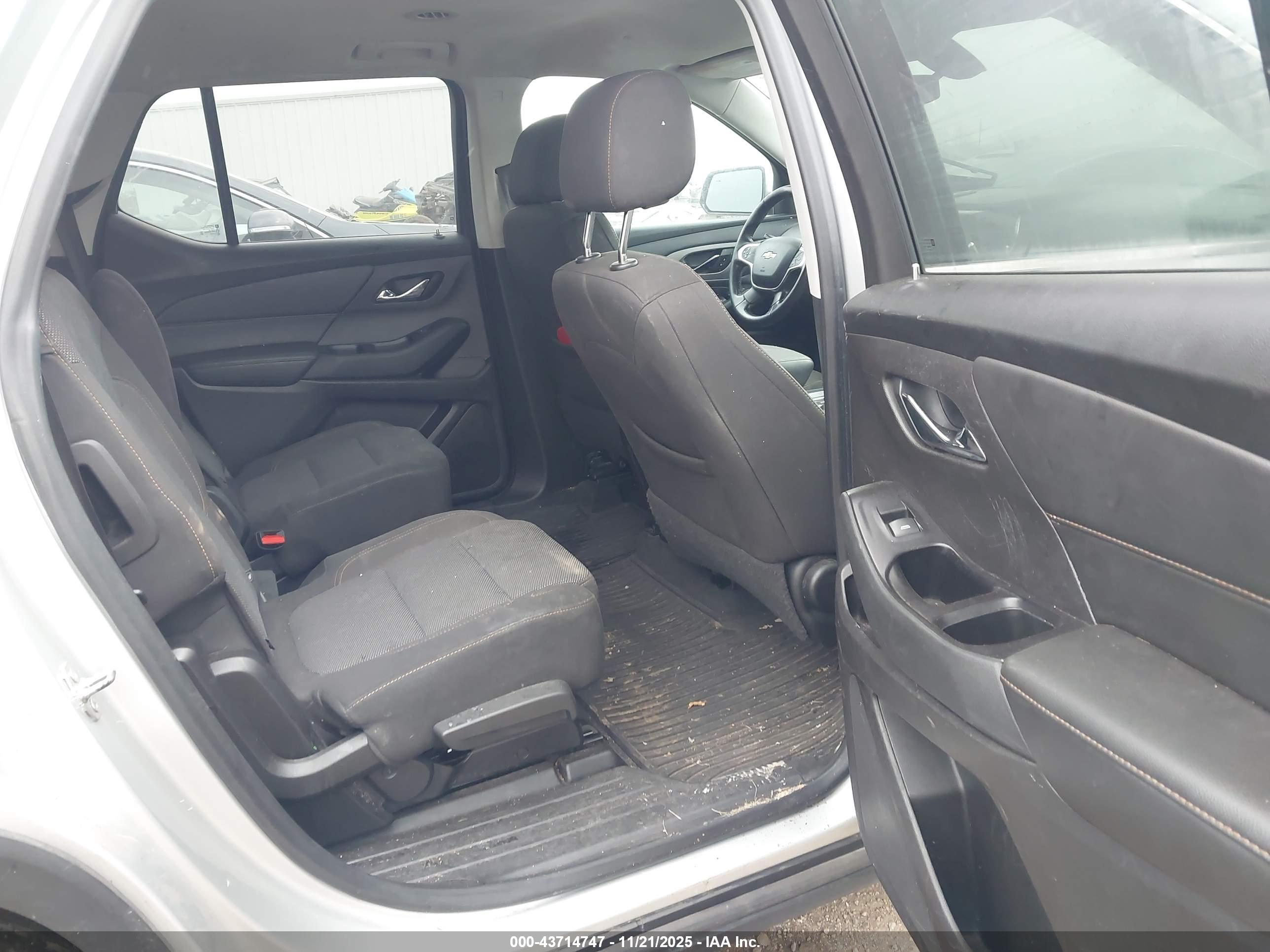 CHEVROLET TRAVERSE image 8