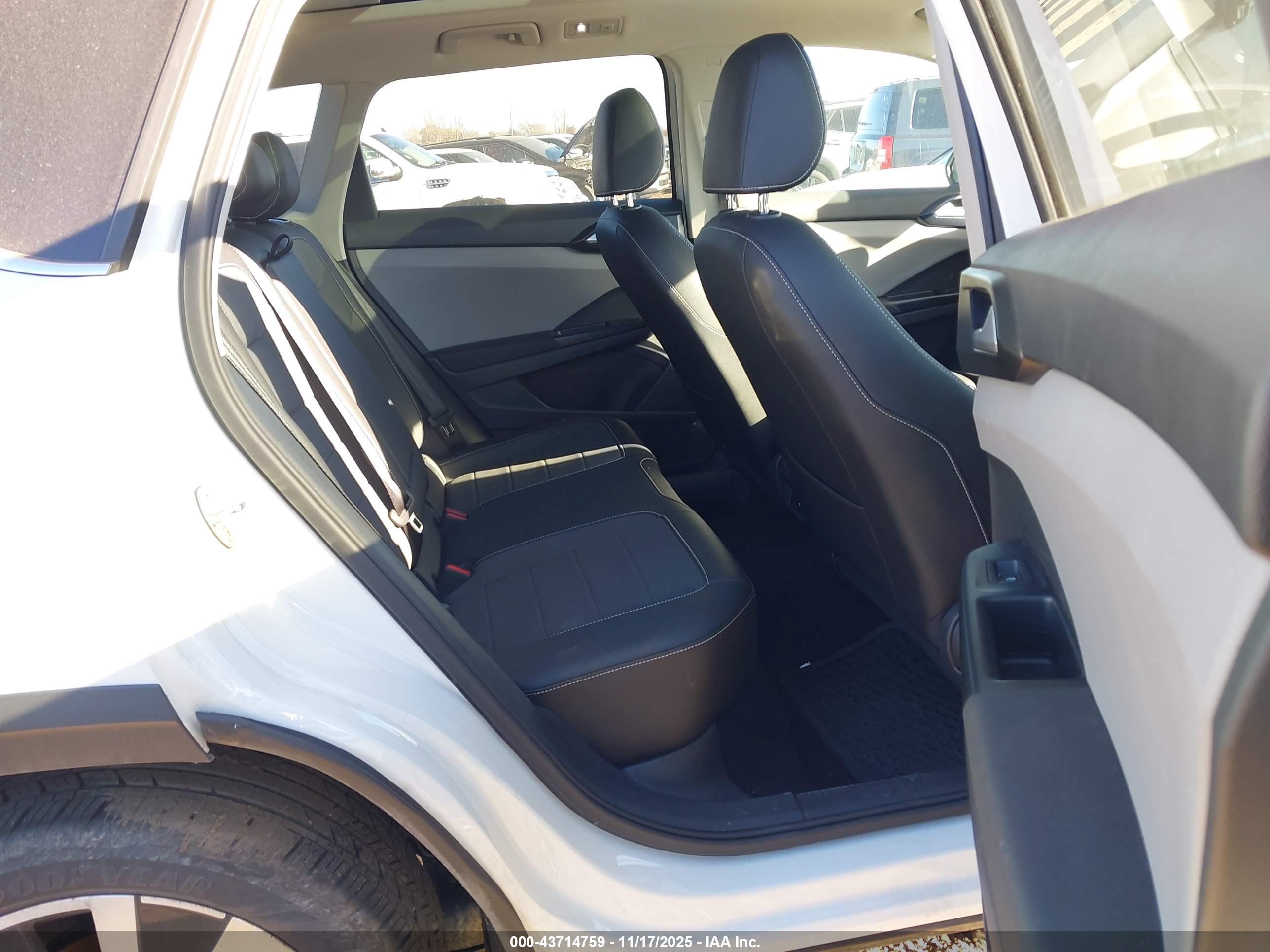 VOLKSWAGEN TAOS image 8