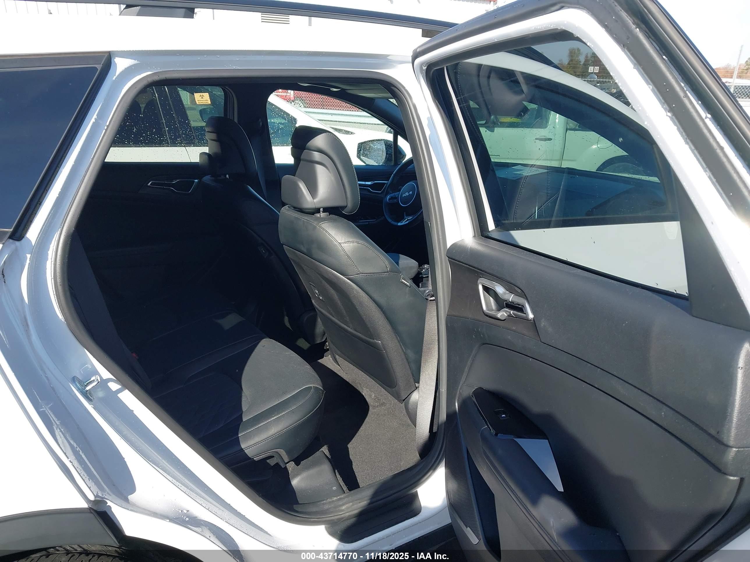 KIA SPORTAGE image 8