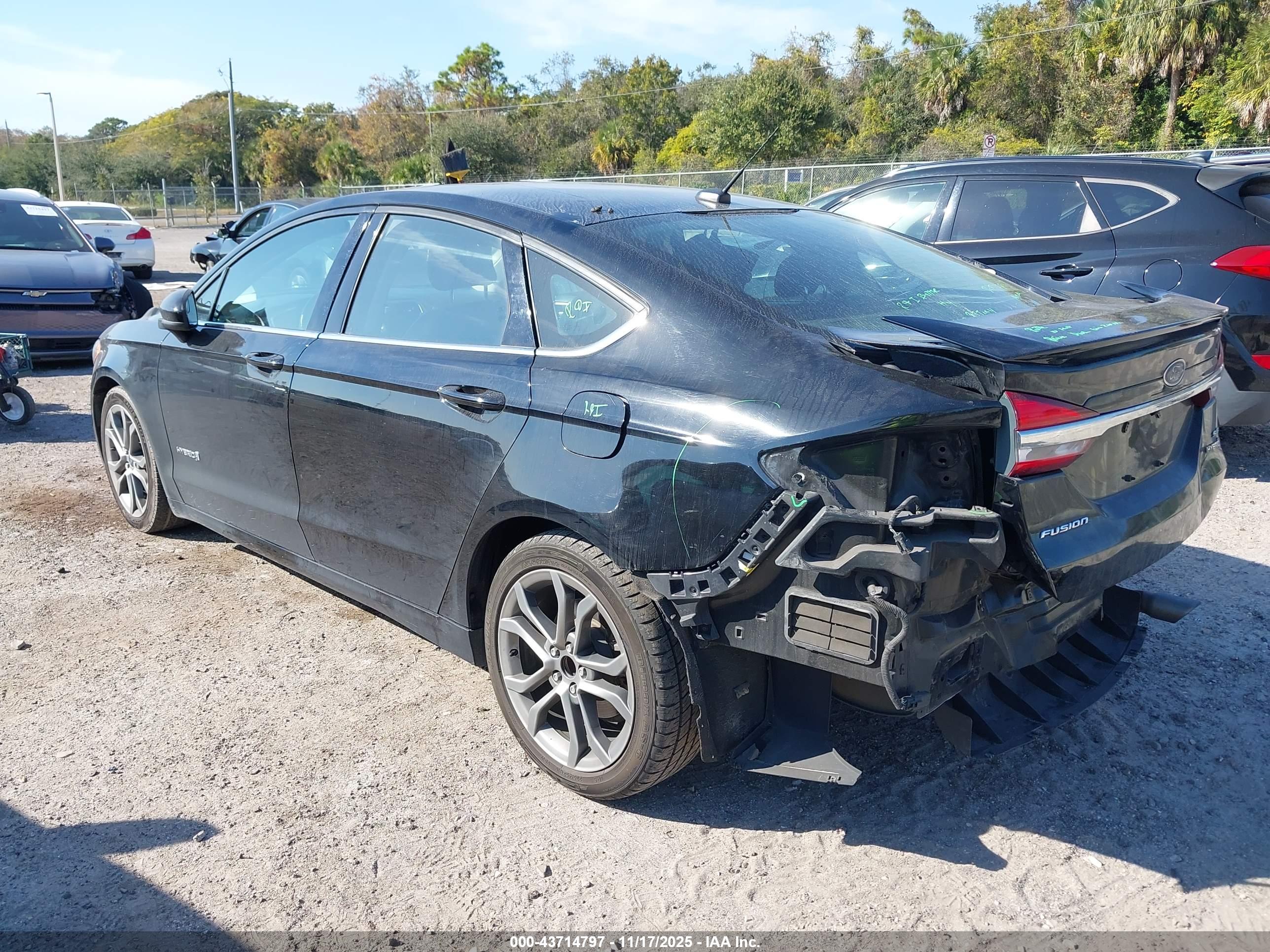 FORD FUSION image 3