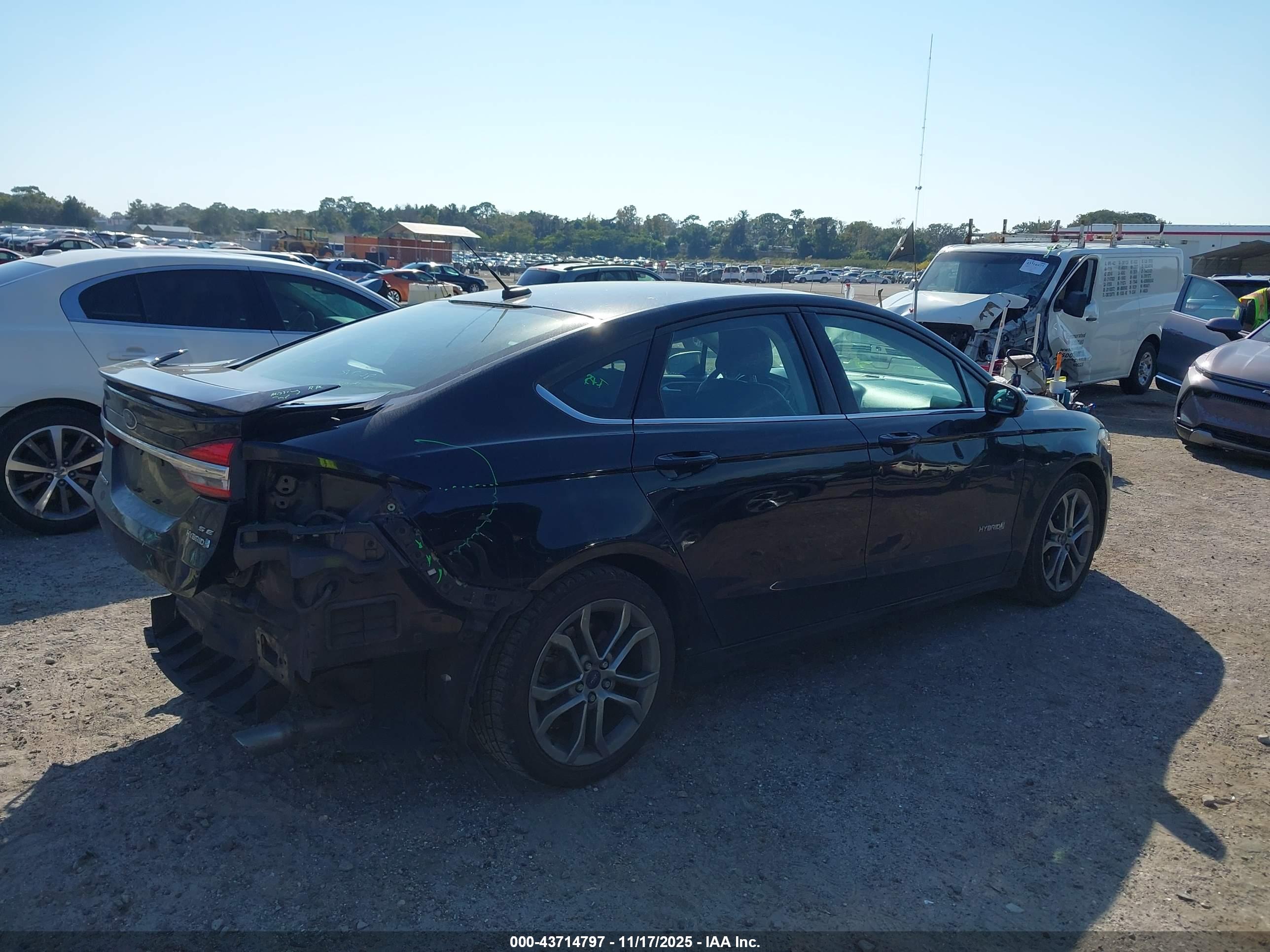 FORD FUSION image 4