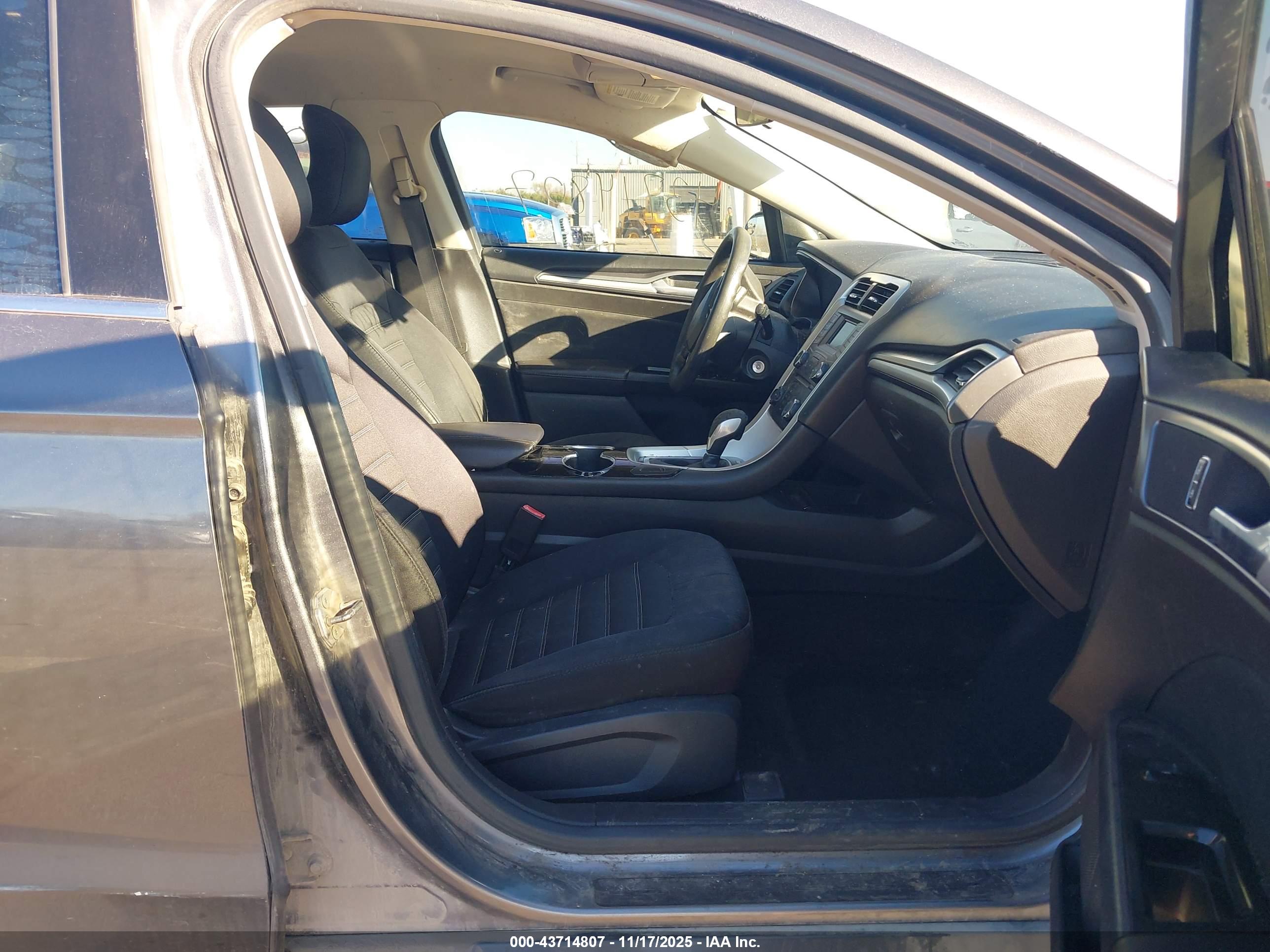 FORD FUSION image 5