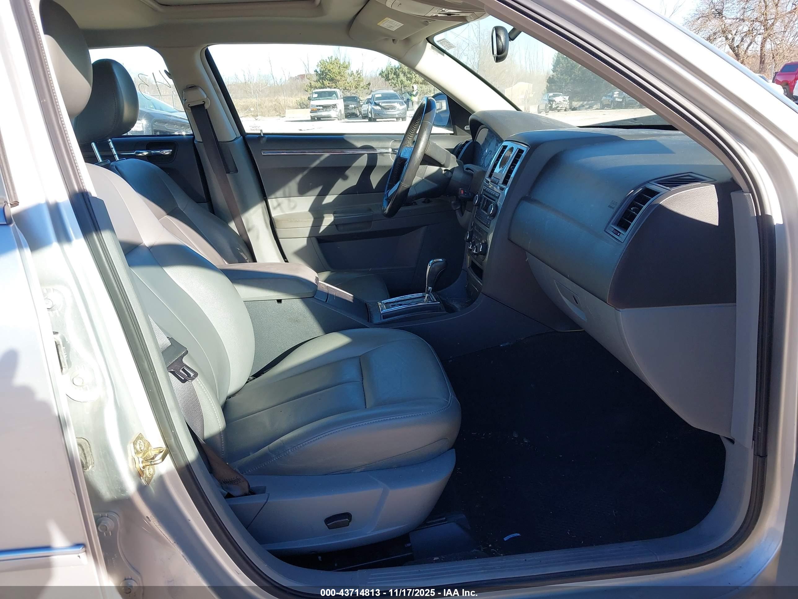 CHRYSLER 300 image 5