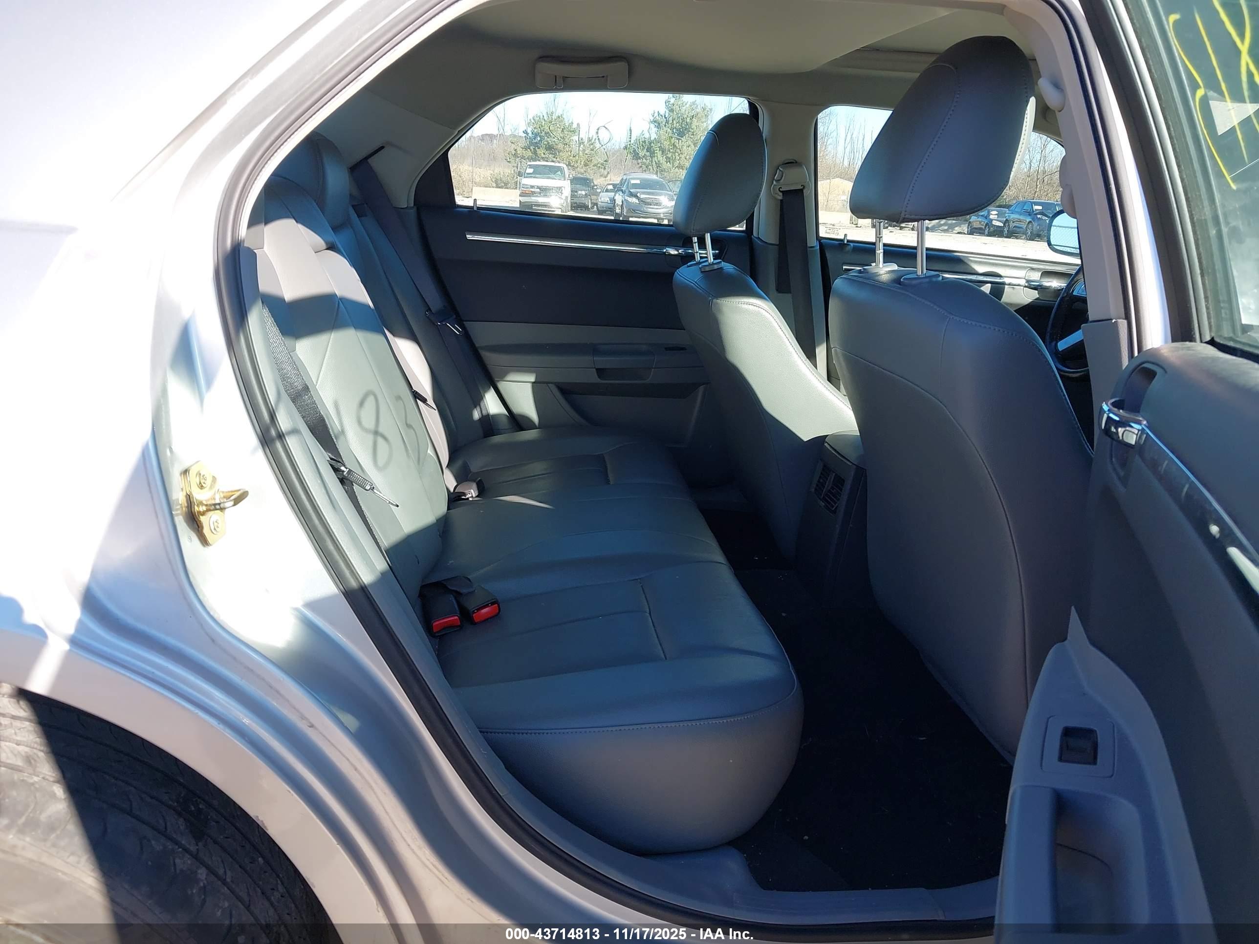 CHRYSLER 300 image 8
