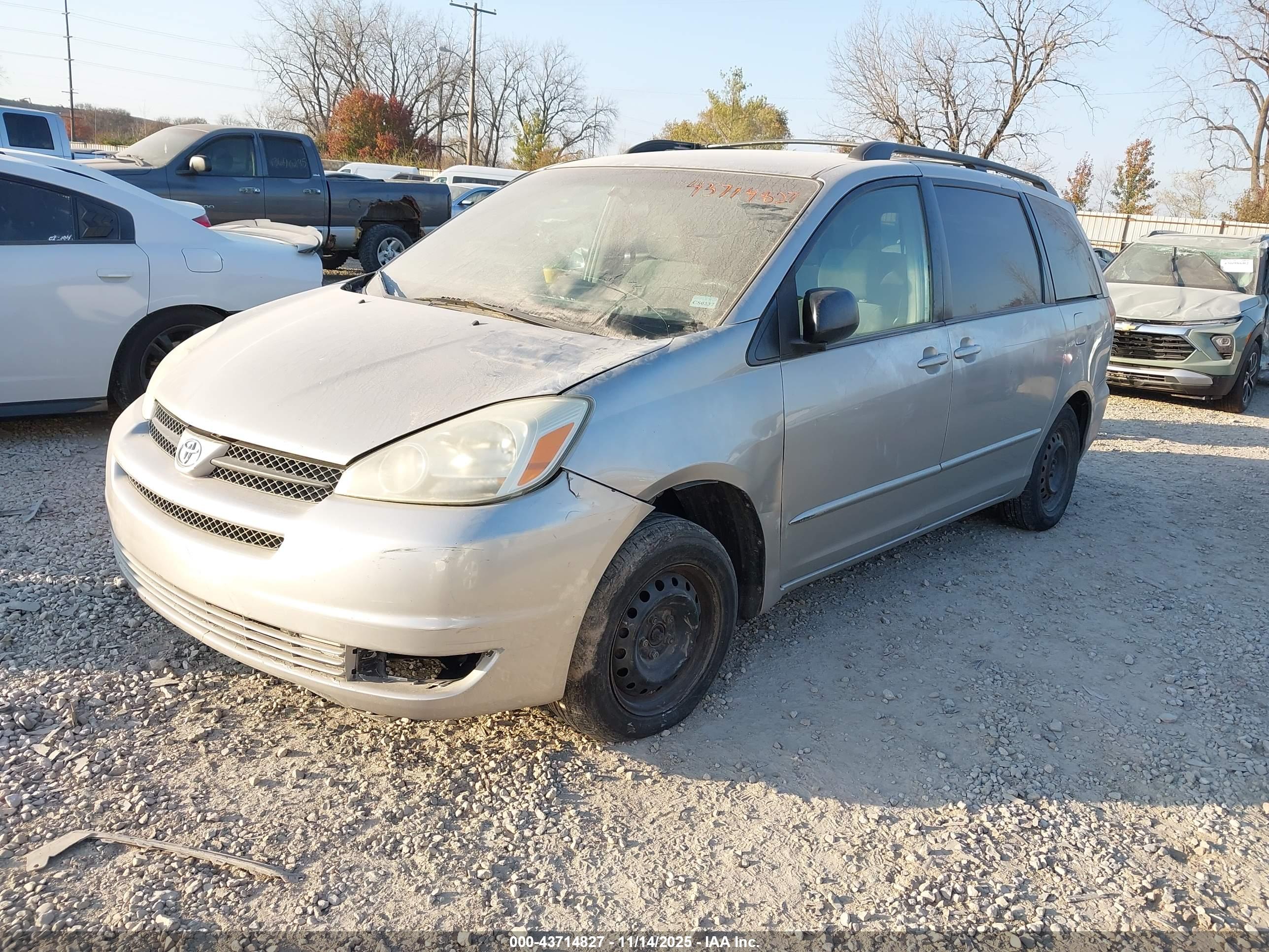 TOYOTA SIENNA image 2