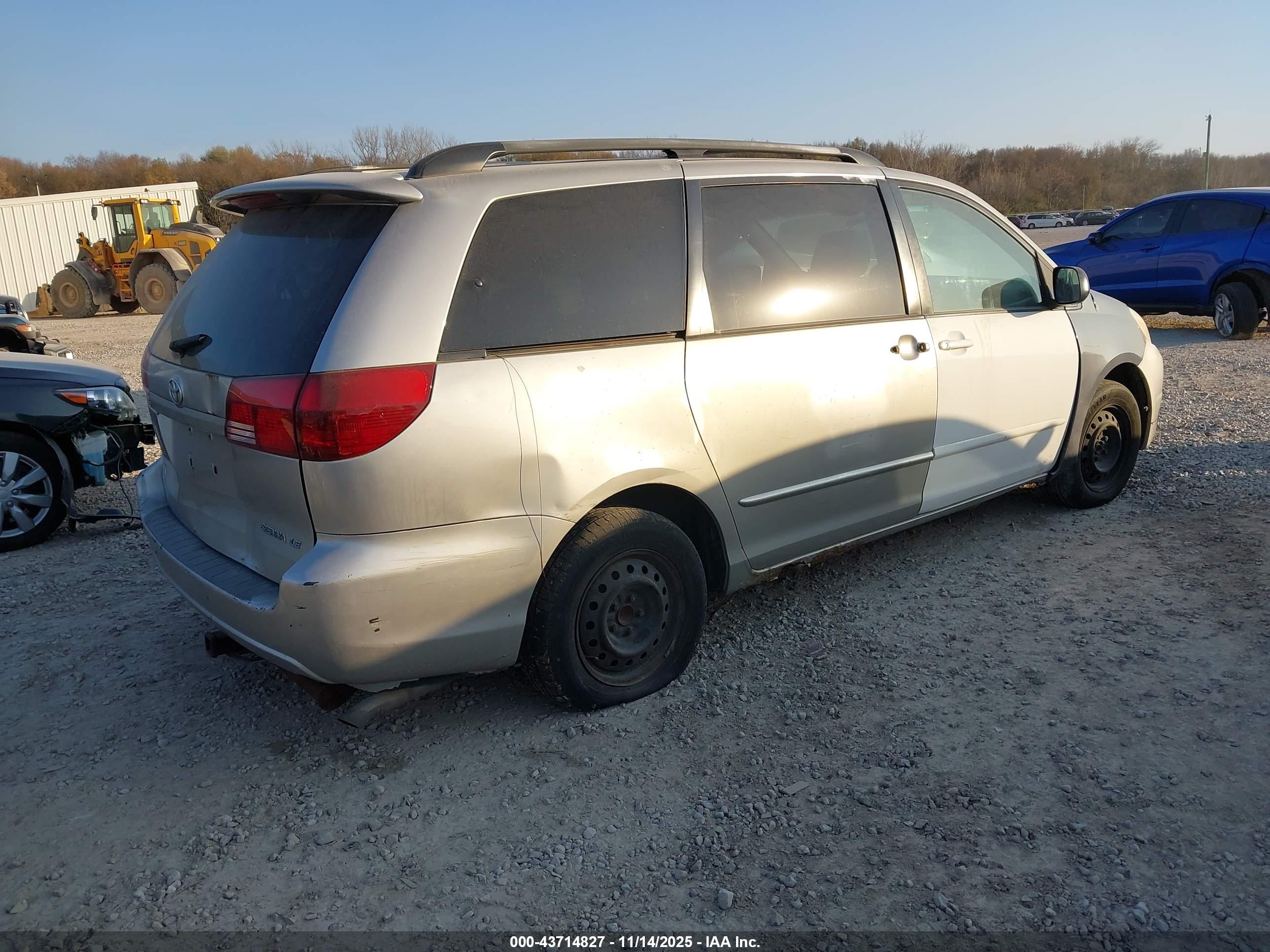 TOYOTA SIENNA image 4