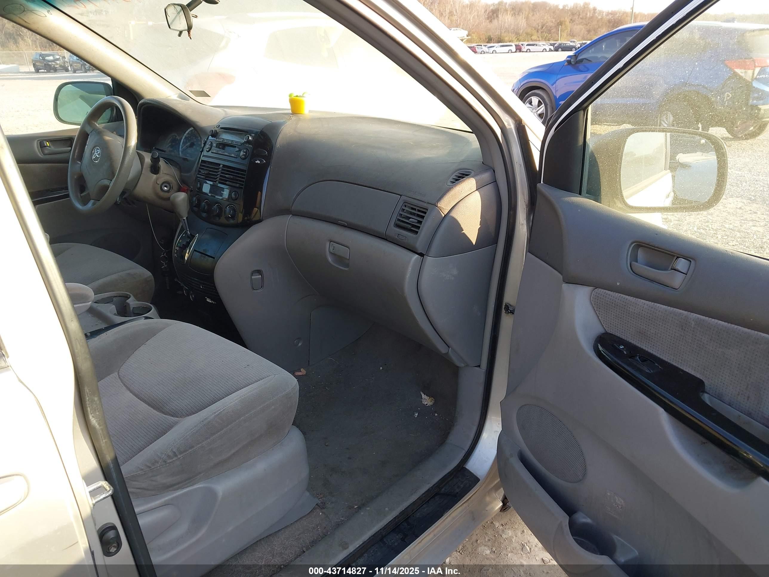 TOYOTA SIENNA image 5