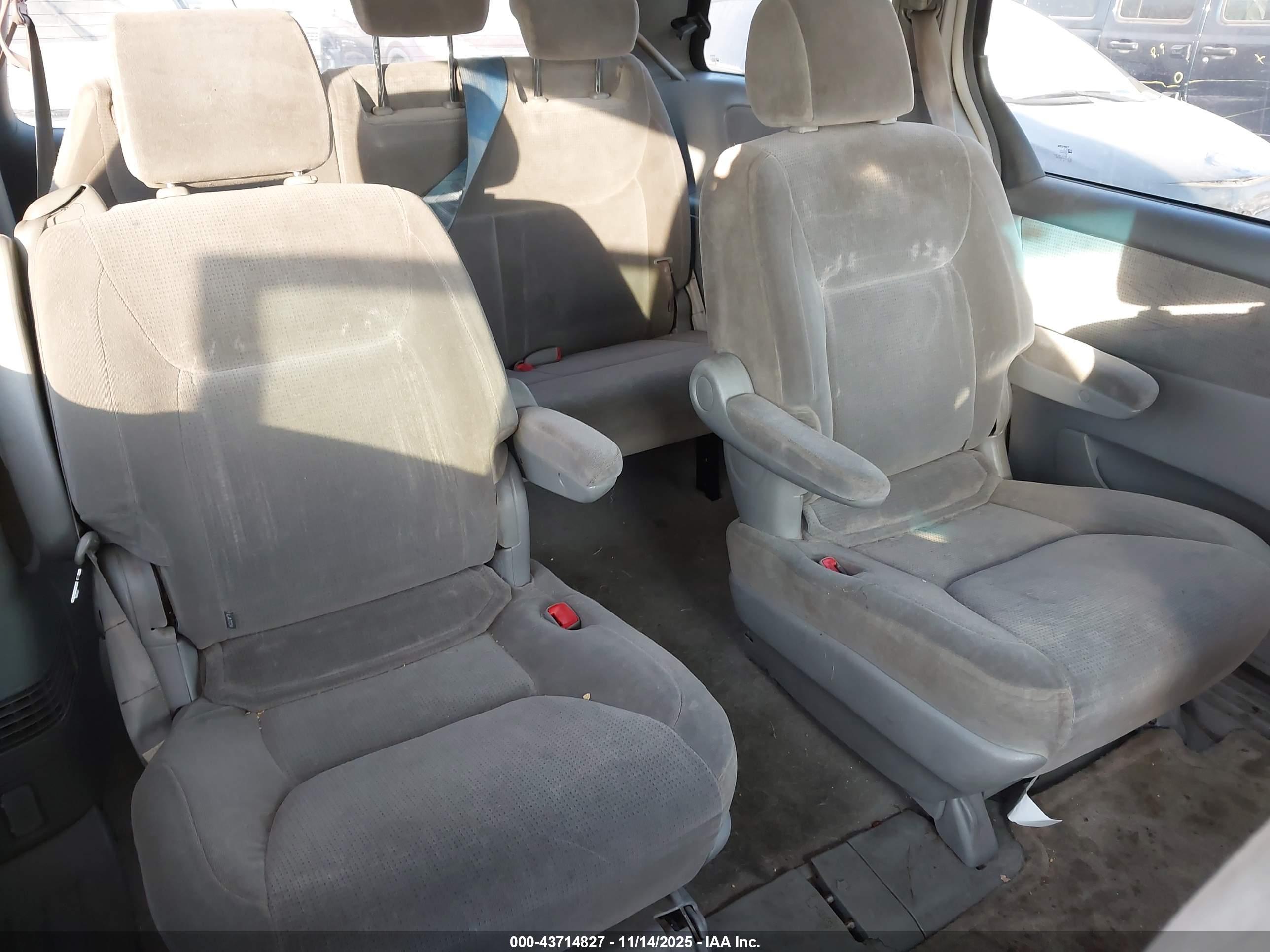 TOYOTA SIENNA image 8