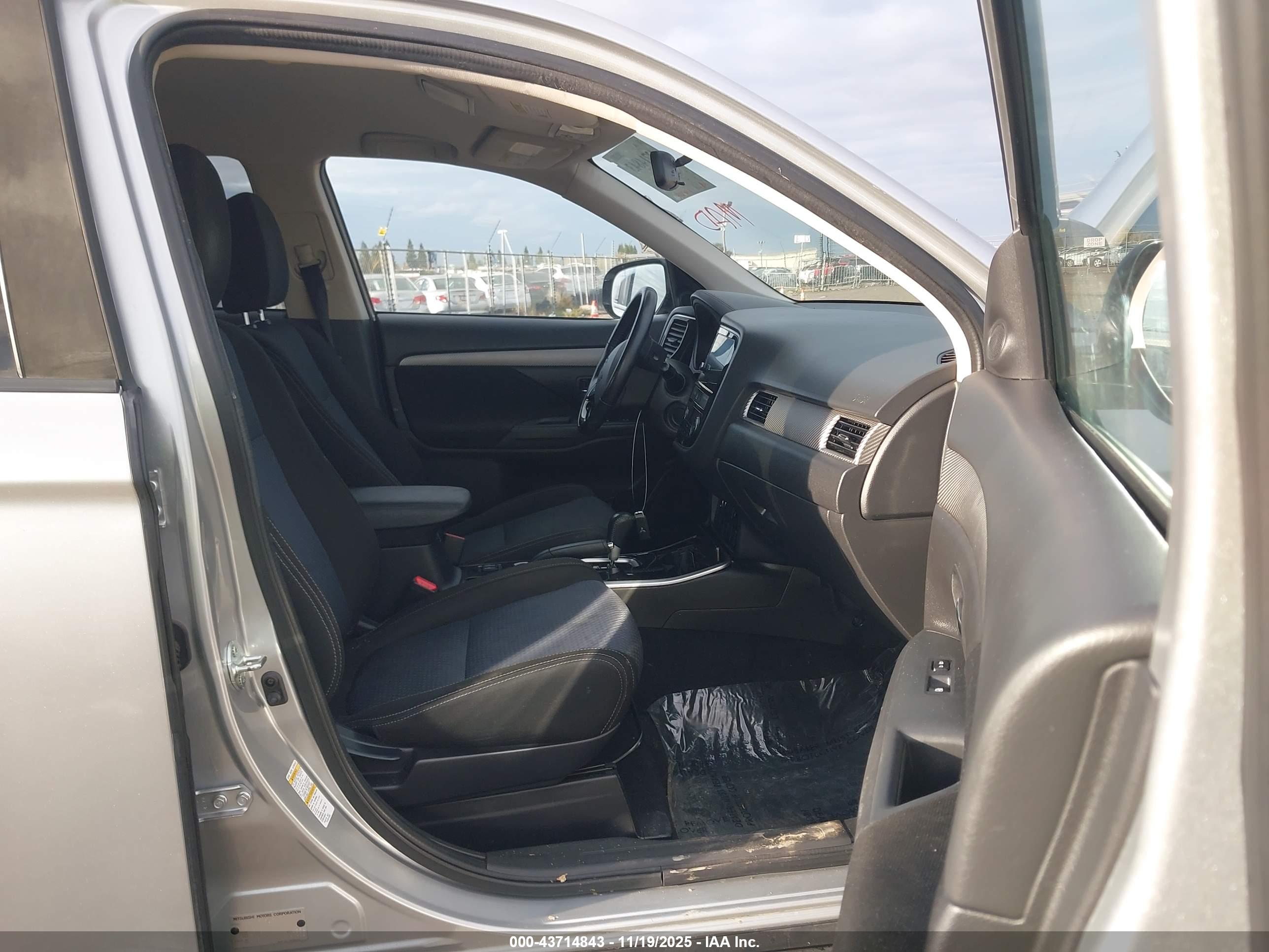 MITSUBISHI OUTLANDER image 5