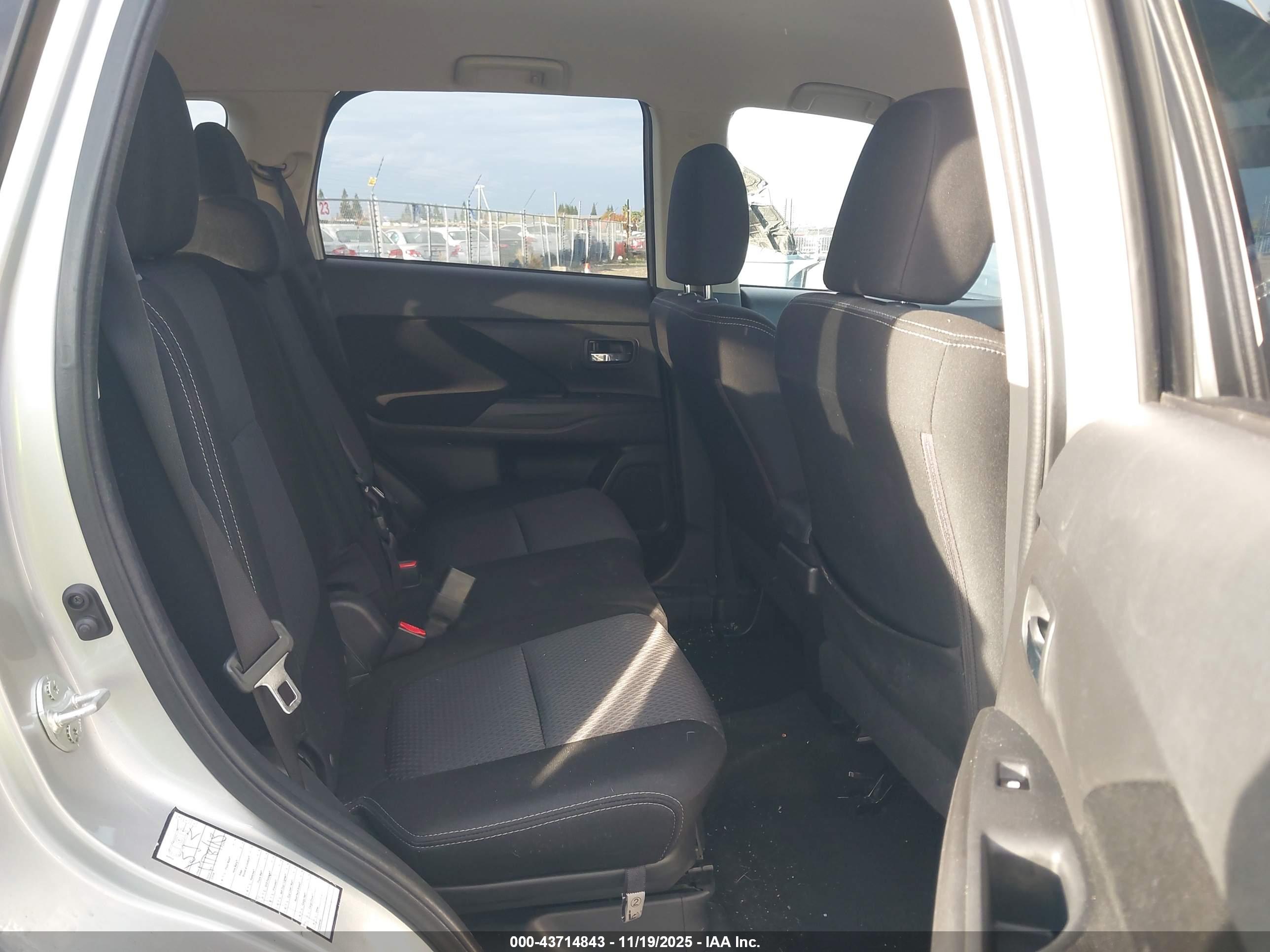 MITSUBISHI OUTLANDER image 8