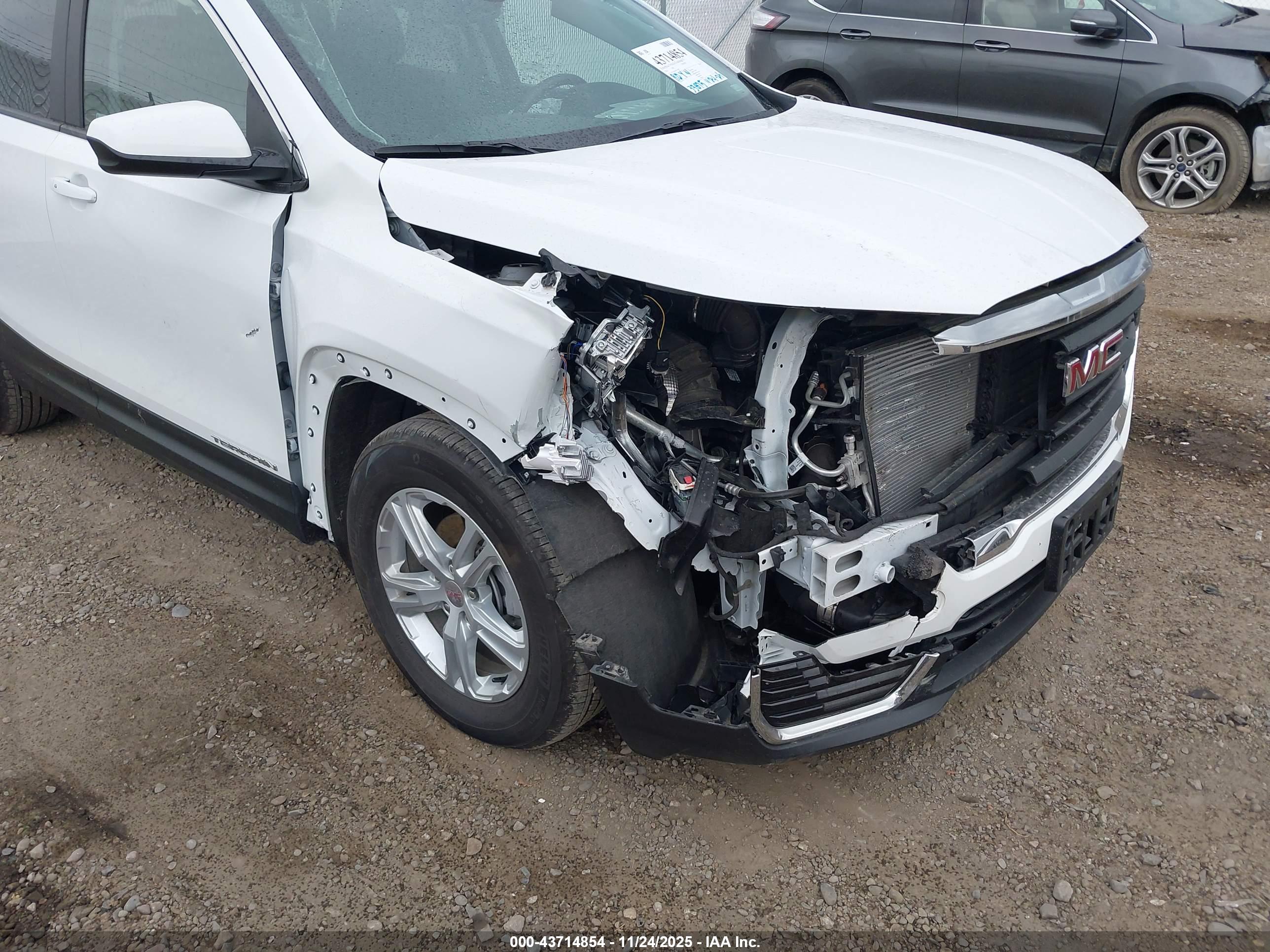 GMC TERRAIN image 6