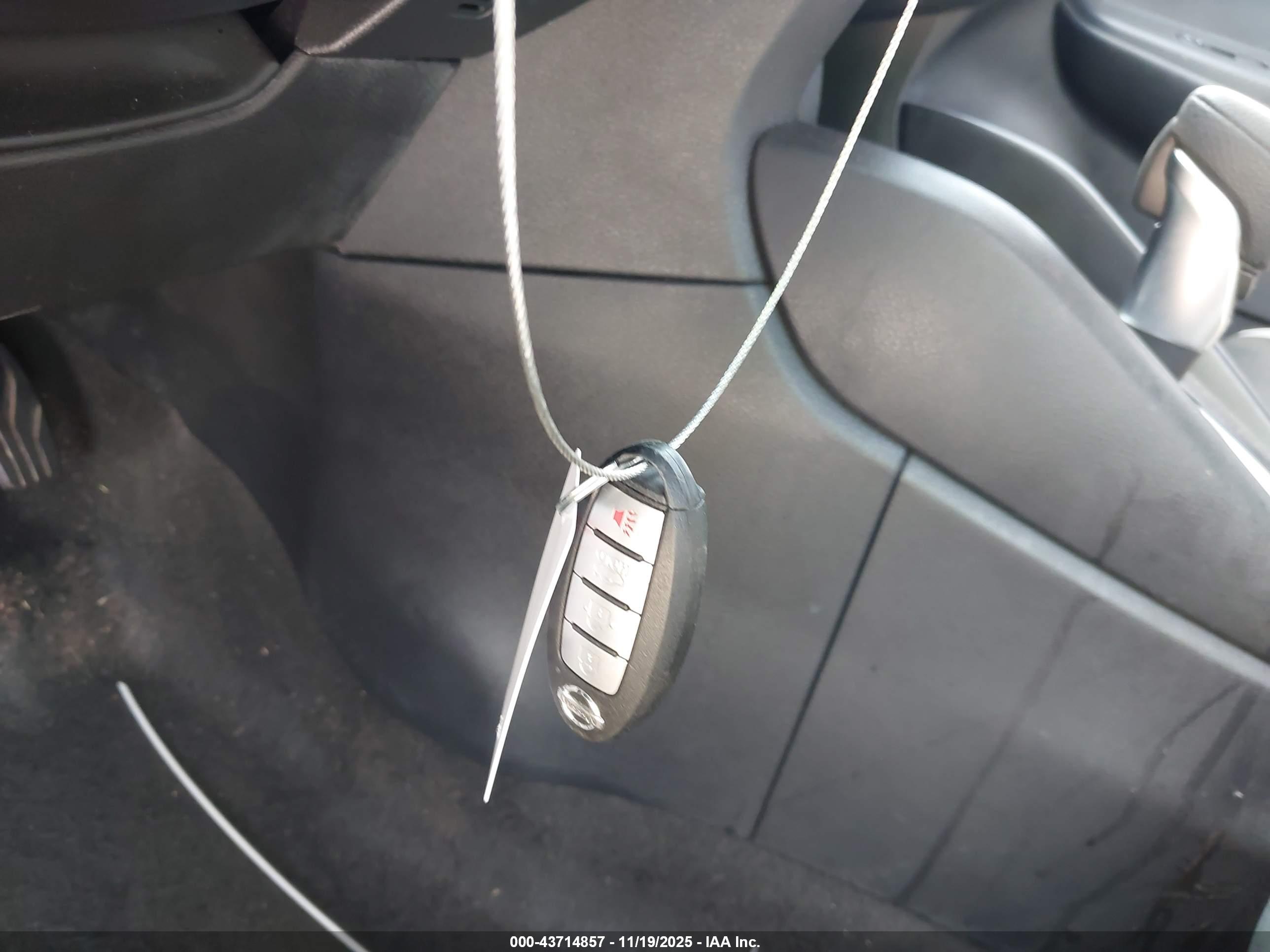NISSAN VERSA image 11