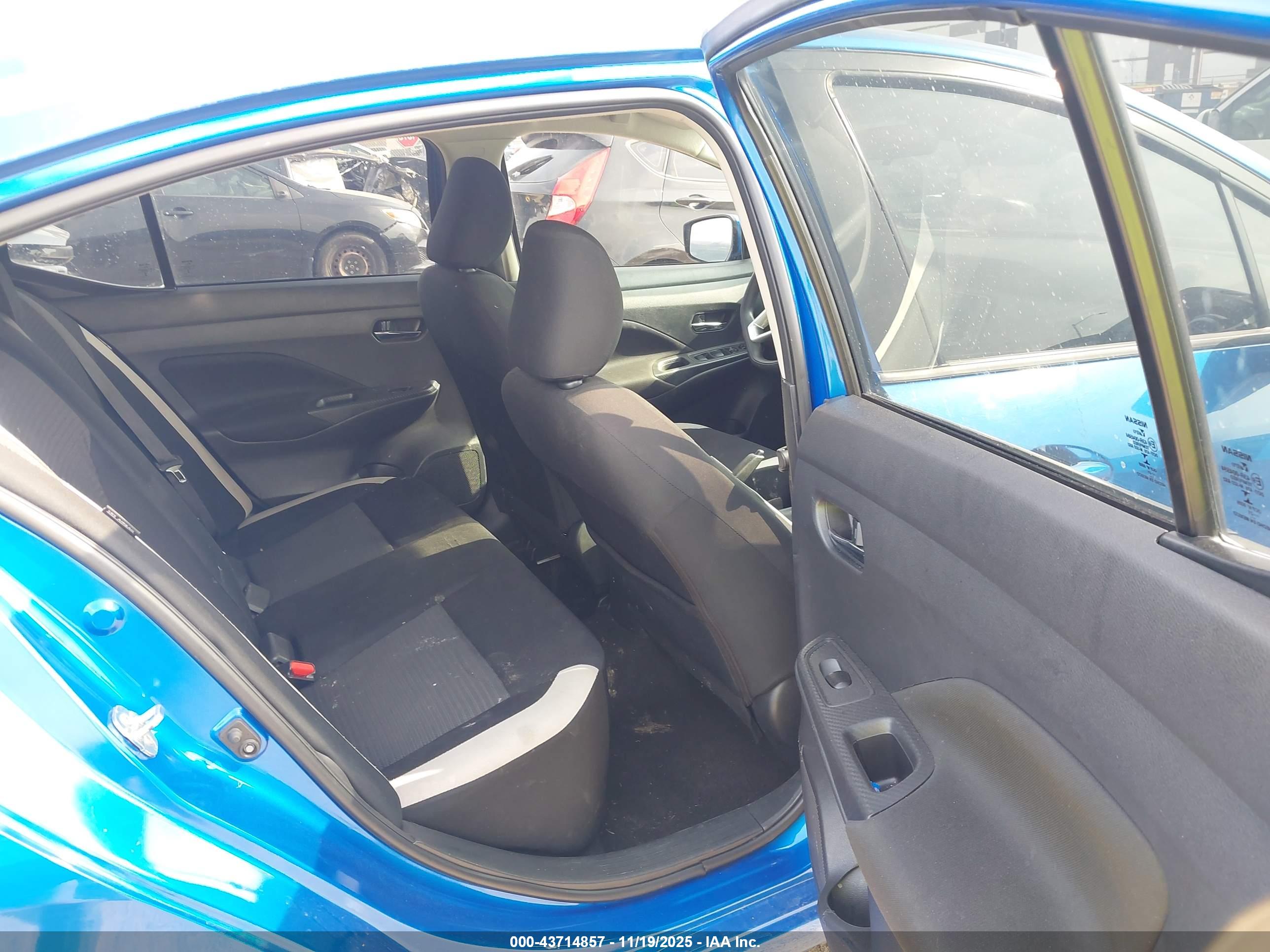 NISSAN VERSA image 8