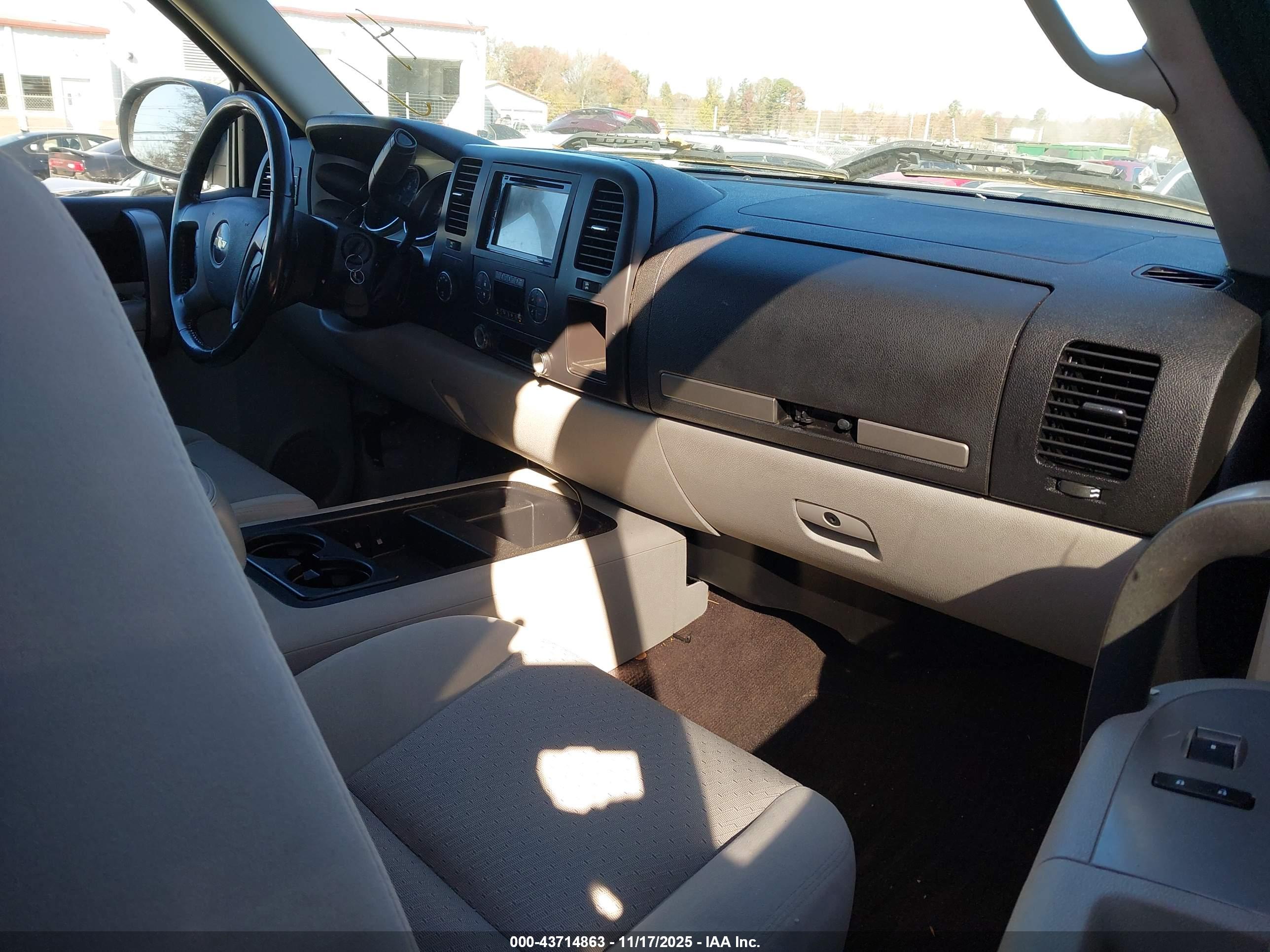 CHEVROLET SILVERADO image 5