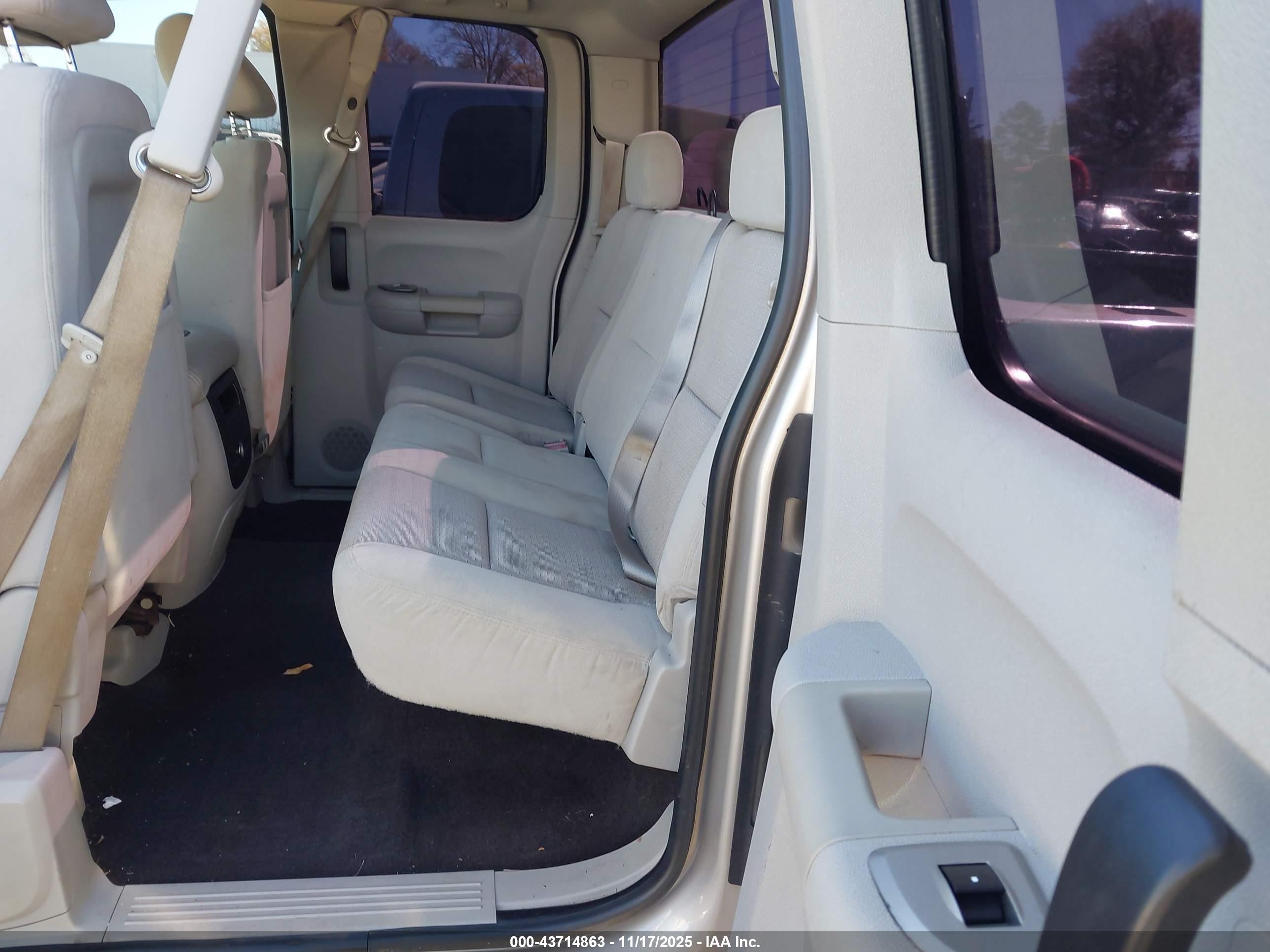 CHEVROLET SILVERADO image 8