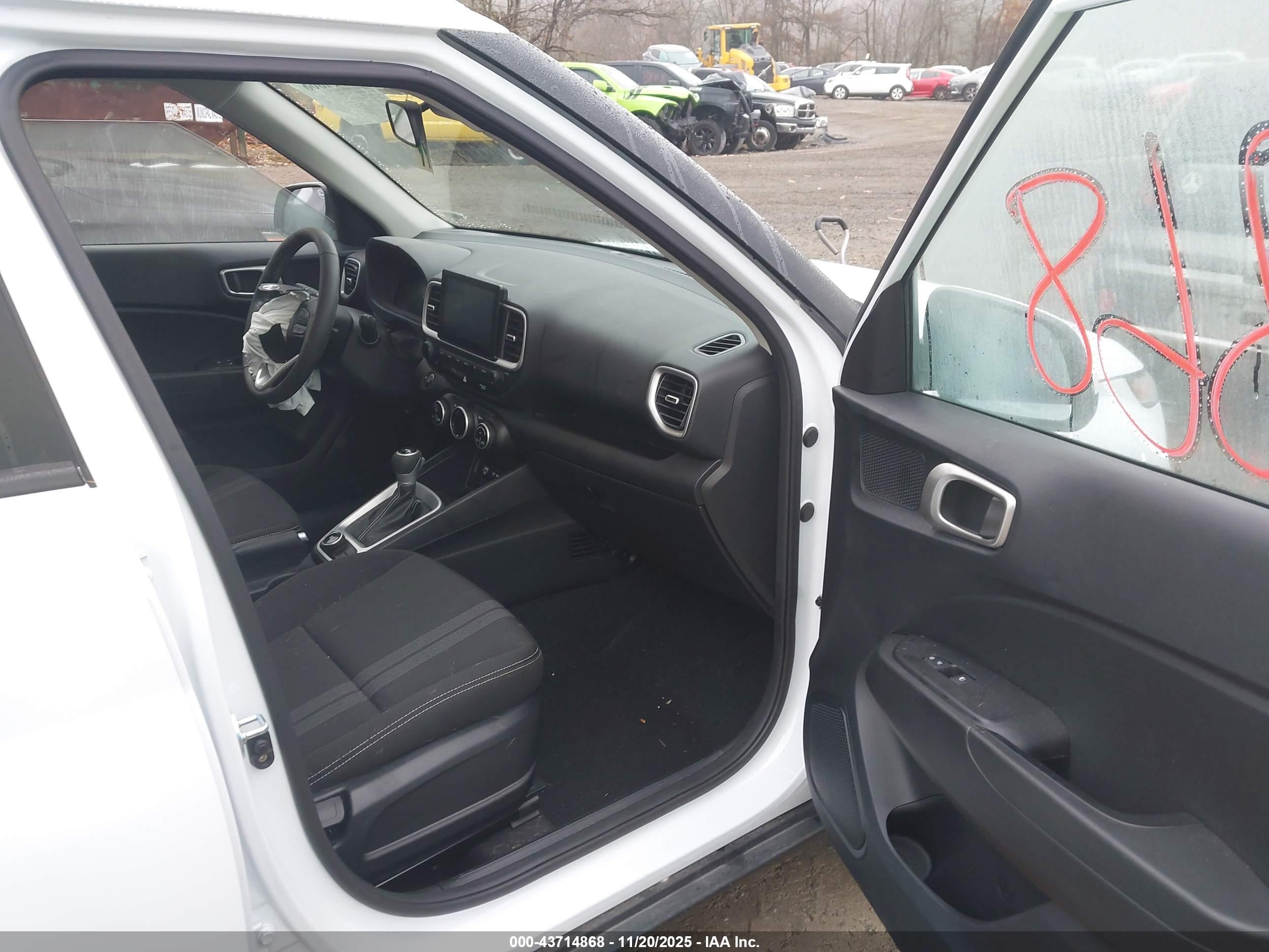 HYUNDAI VENUE image 5