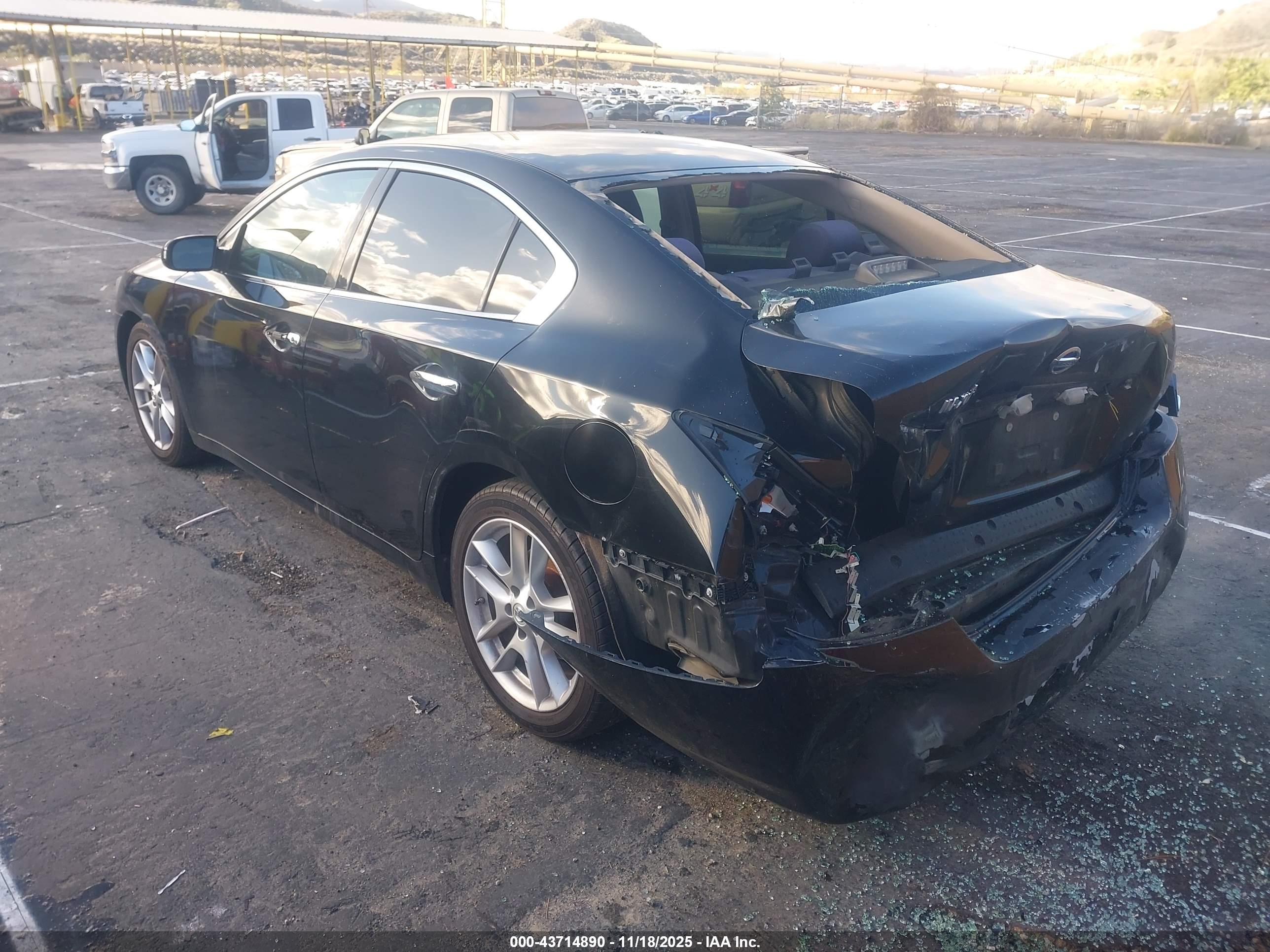NISSAN MAXIMA image 3