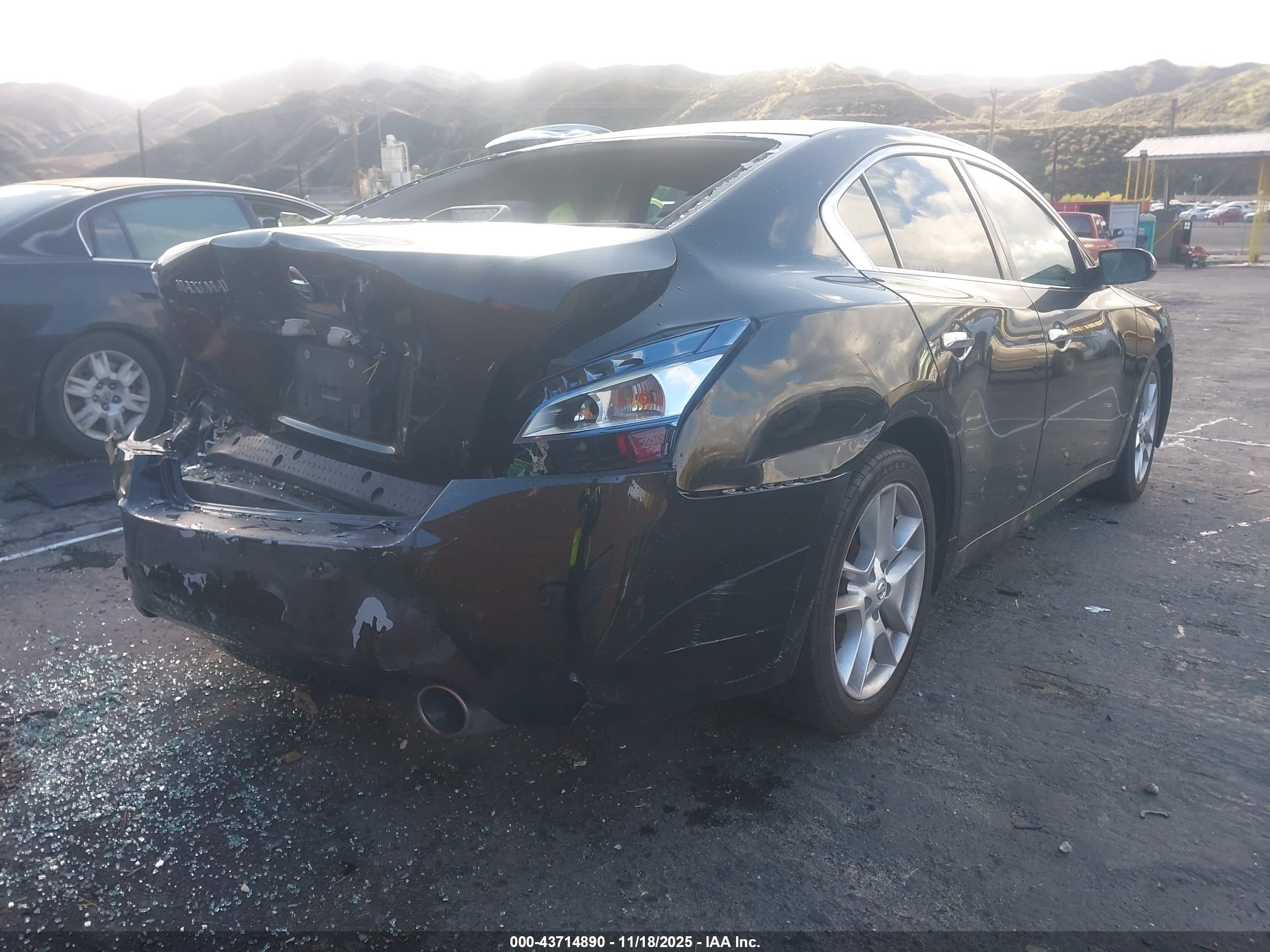 NISSAN MAXIMA image 4