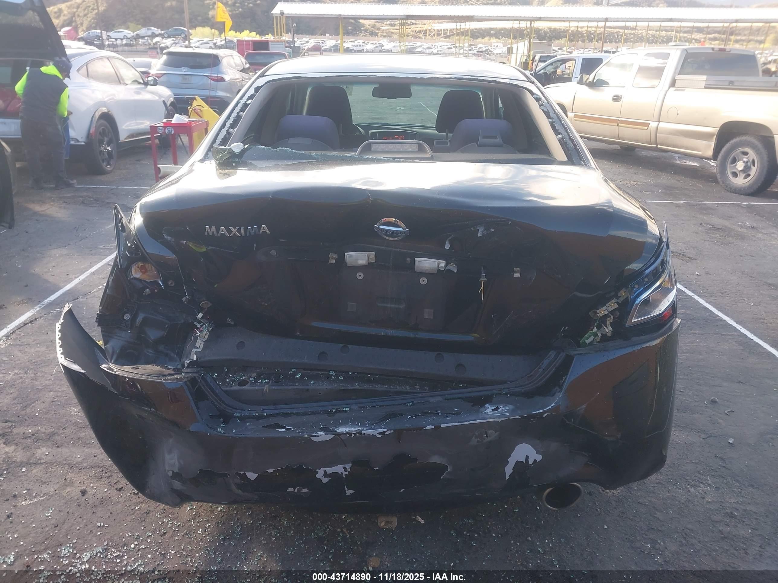 NISSAN MAXIMA image 6