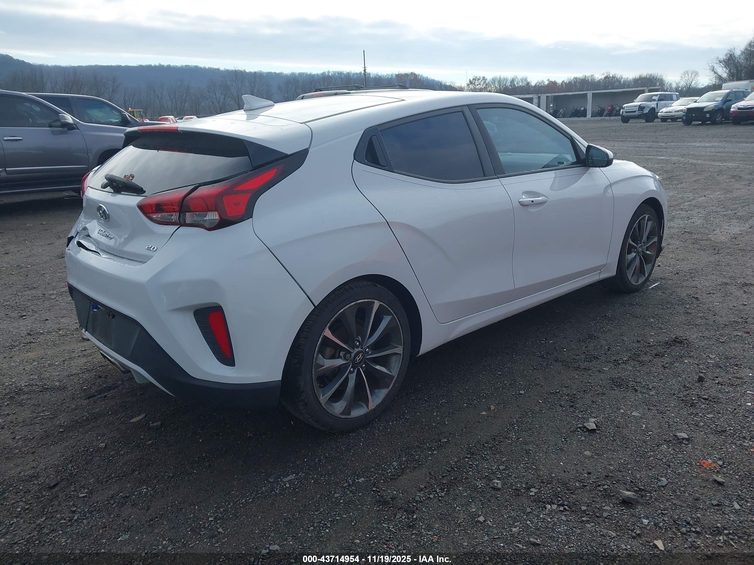 HYUNDAI VELOSTER image 4