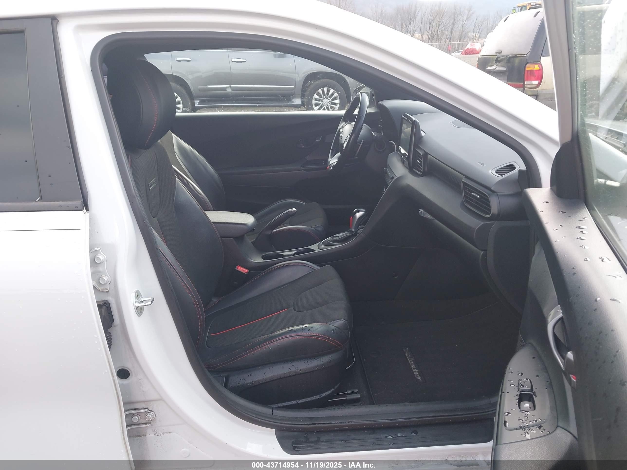 HYUNDAI VELOSTER image 5