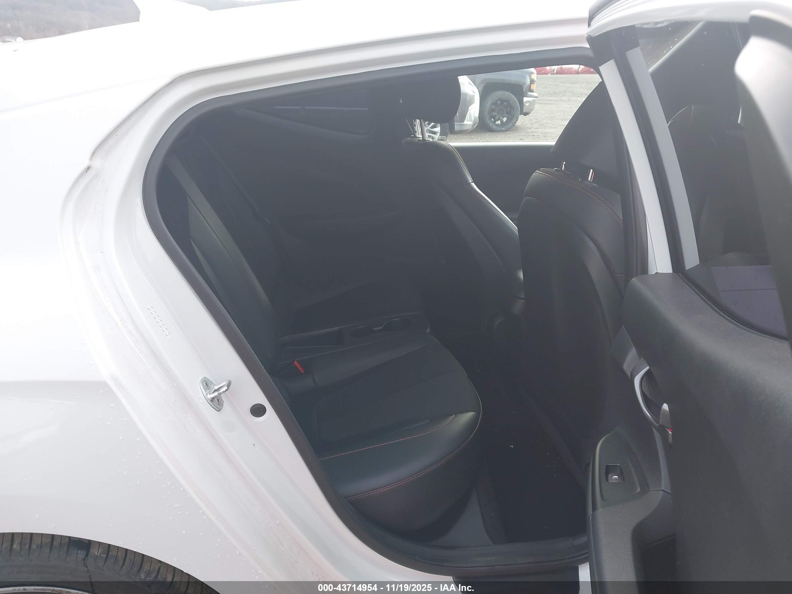 HYUNDAI VELOSTER image 8