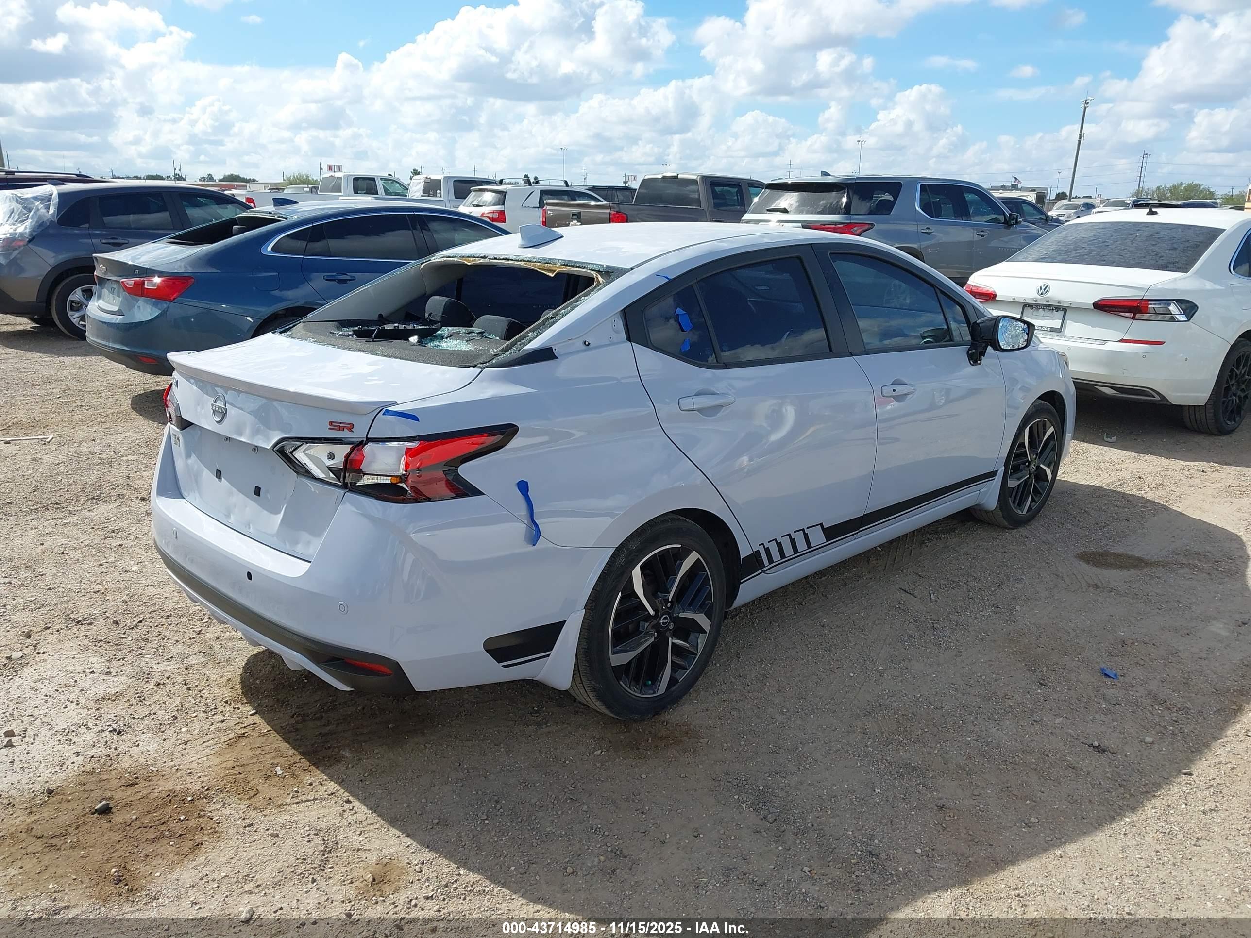 NISSAN VERSA image 4