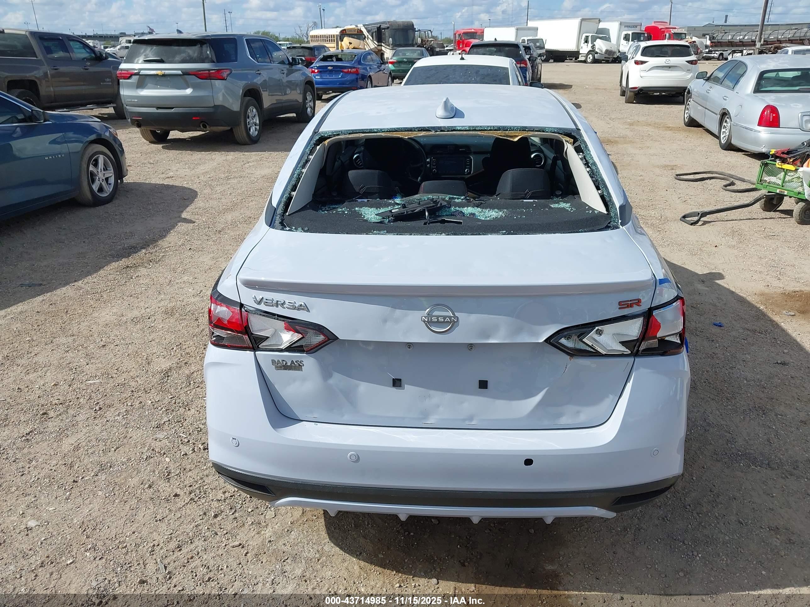 NISSAN VERSA image 6