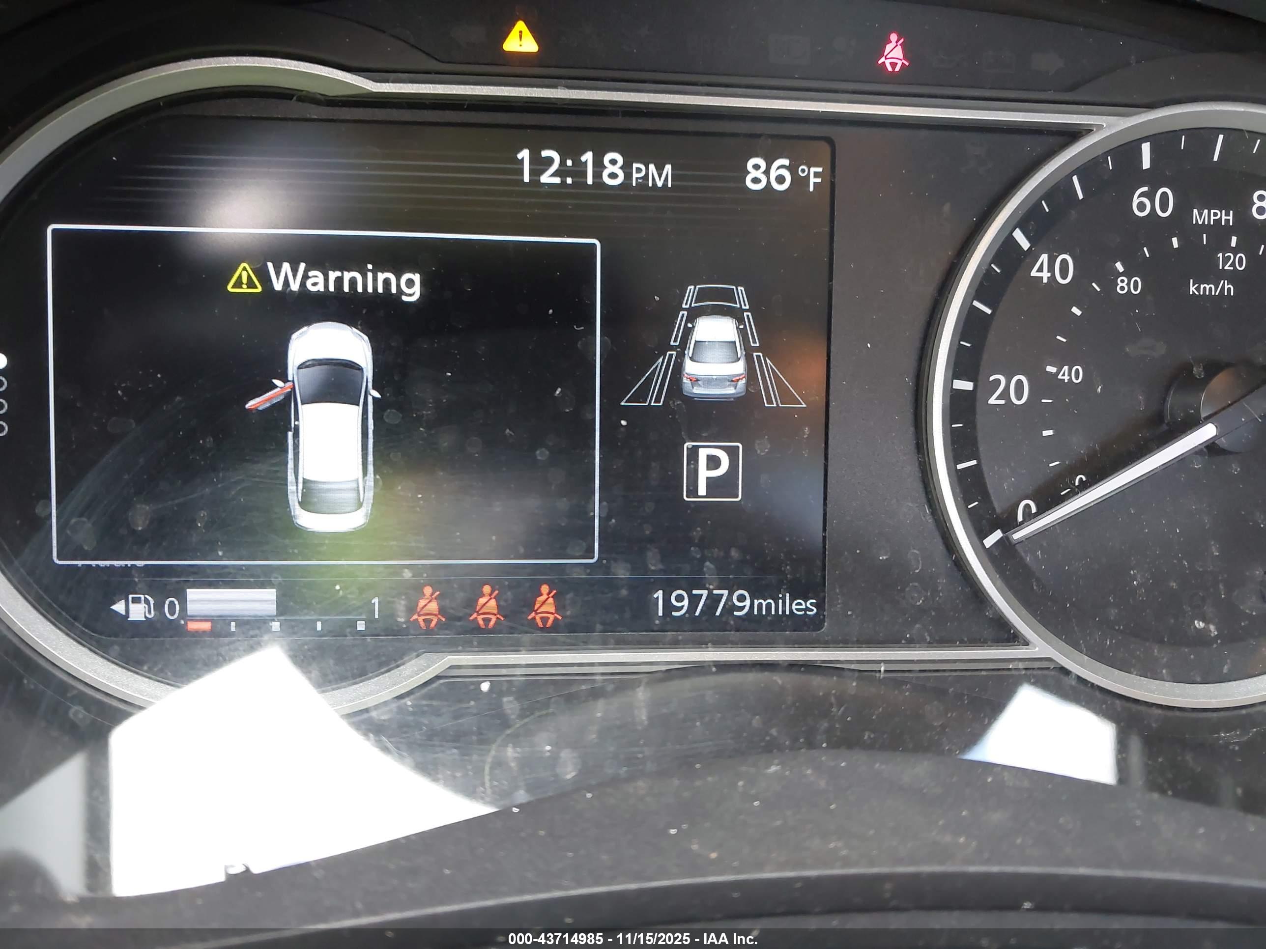 NISSAN VERSA image 7