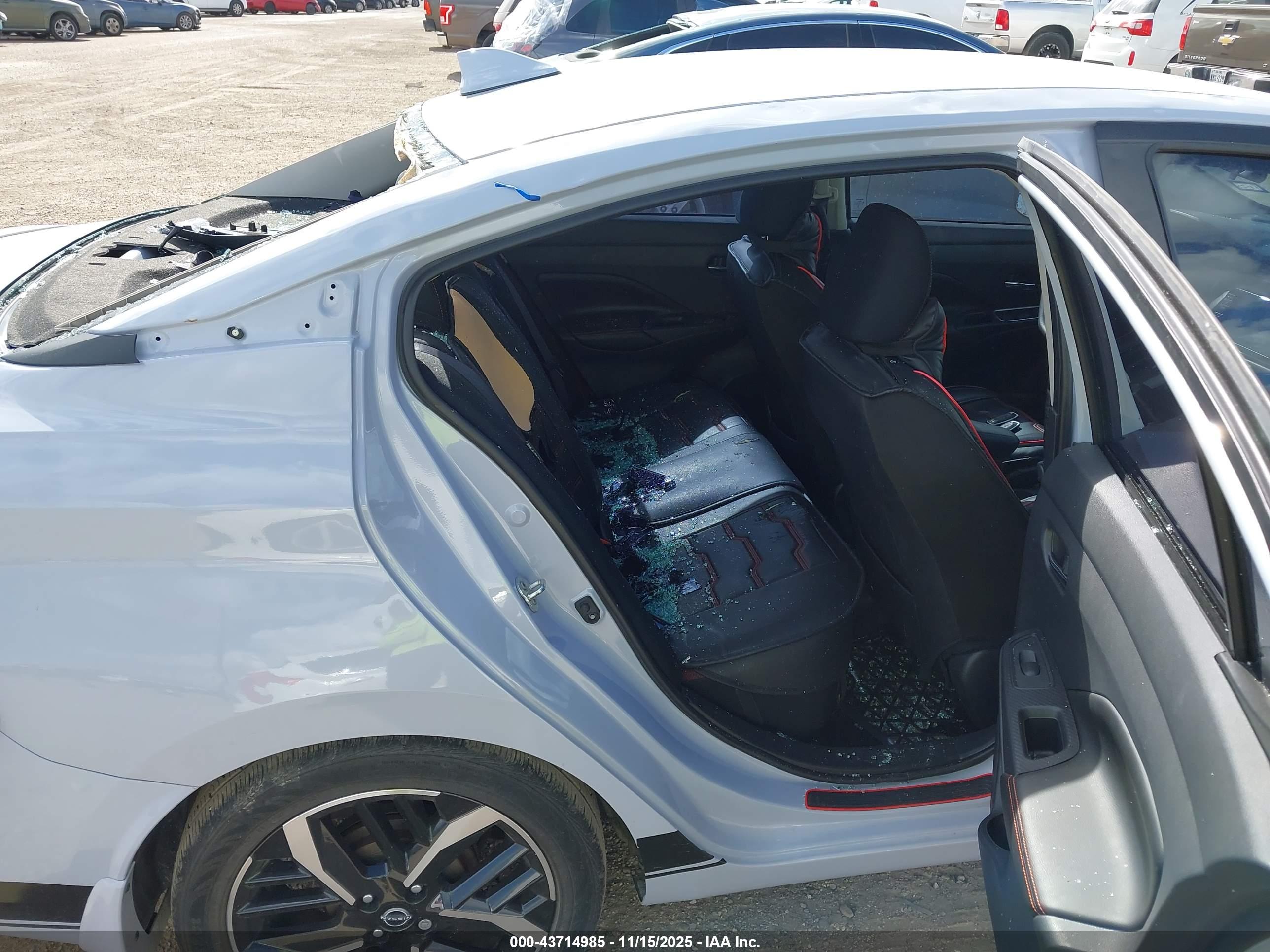 NISSAN VERSA image 8
