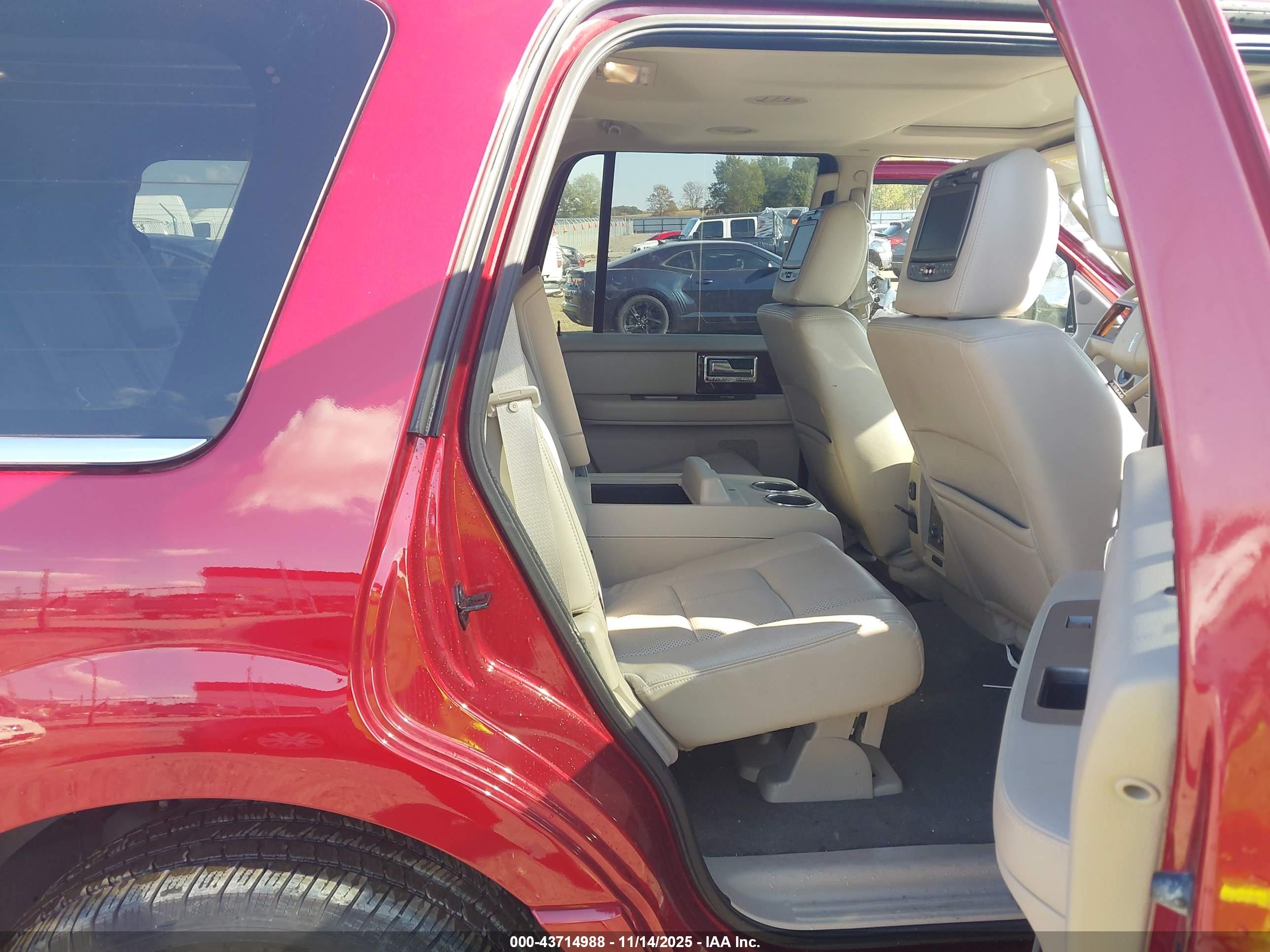 LINCOLN NAVIGATOR image 8