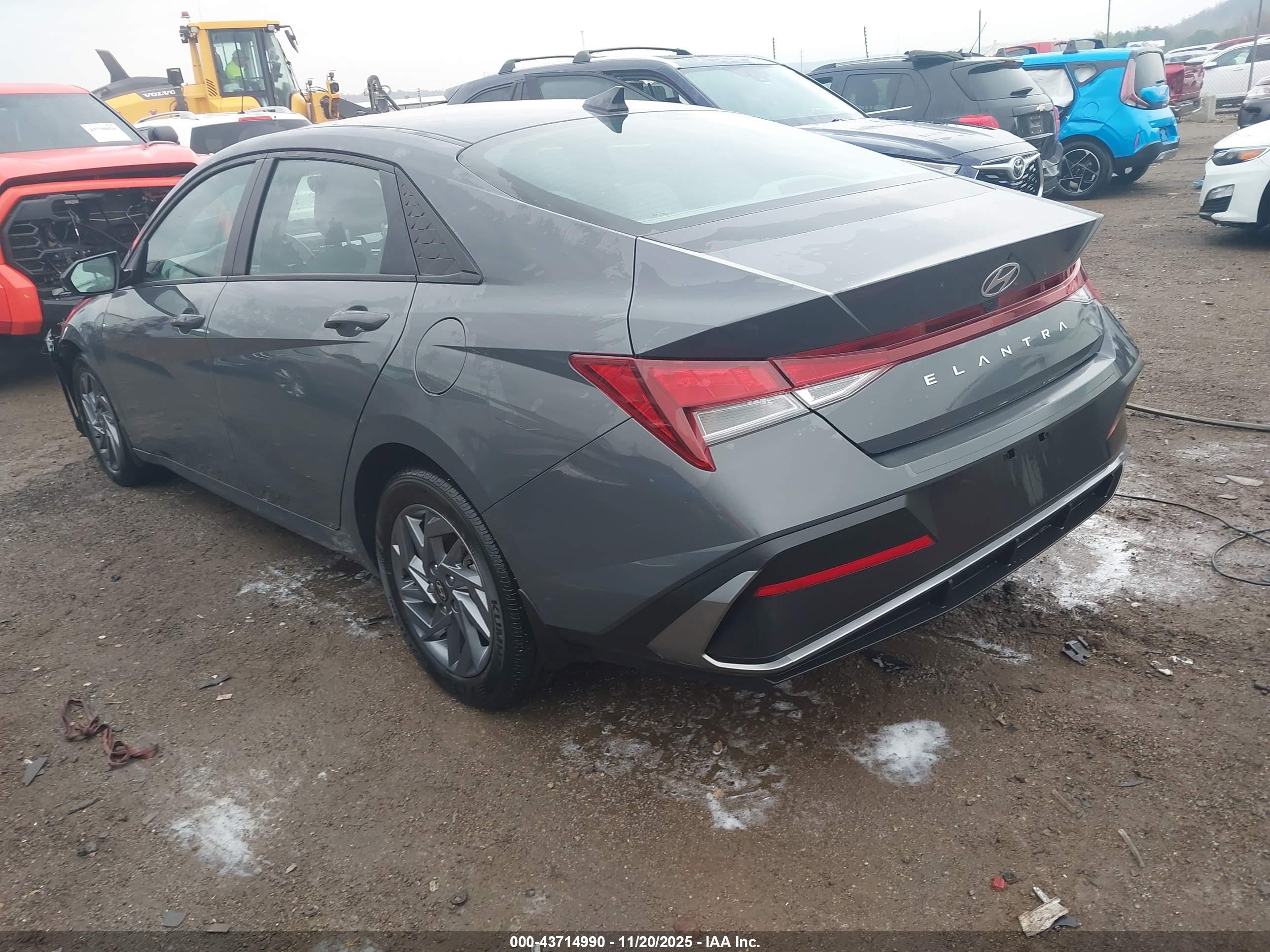 HYUNDAI ELANTRA image 3