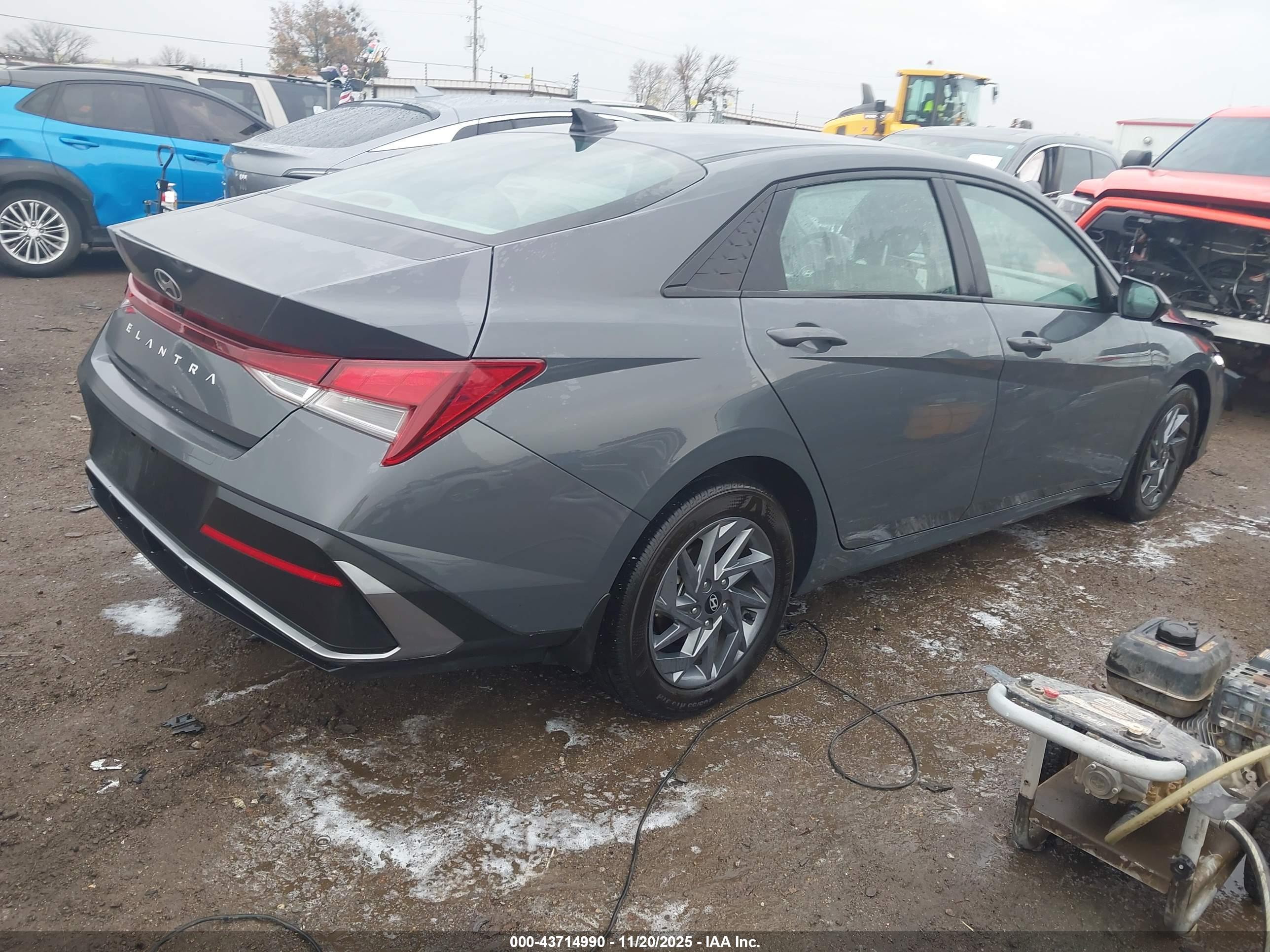 HYUNDAI ELANTRA image 4