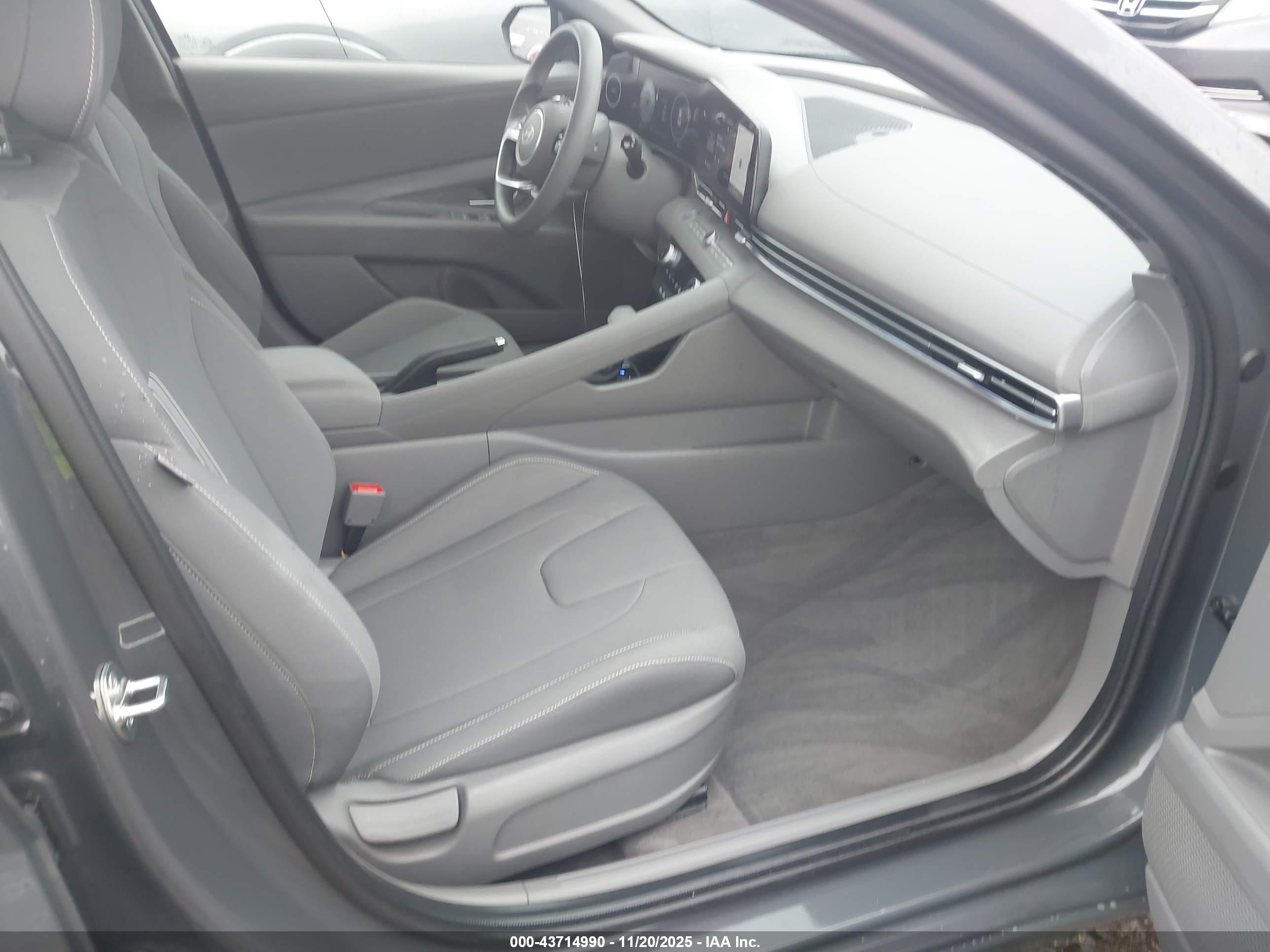 HYUNDAI ELANTRA image 5