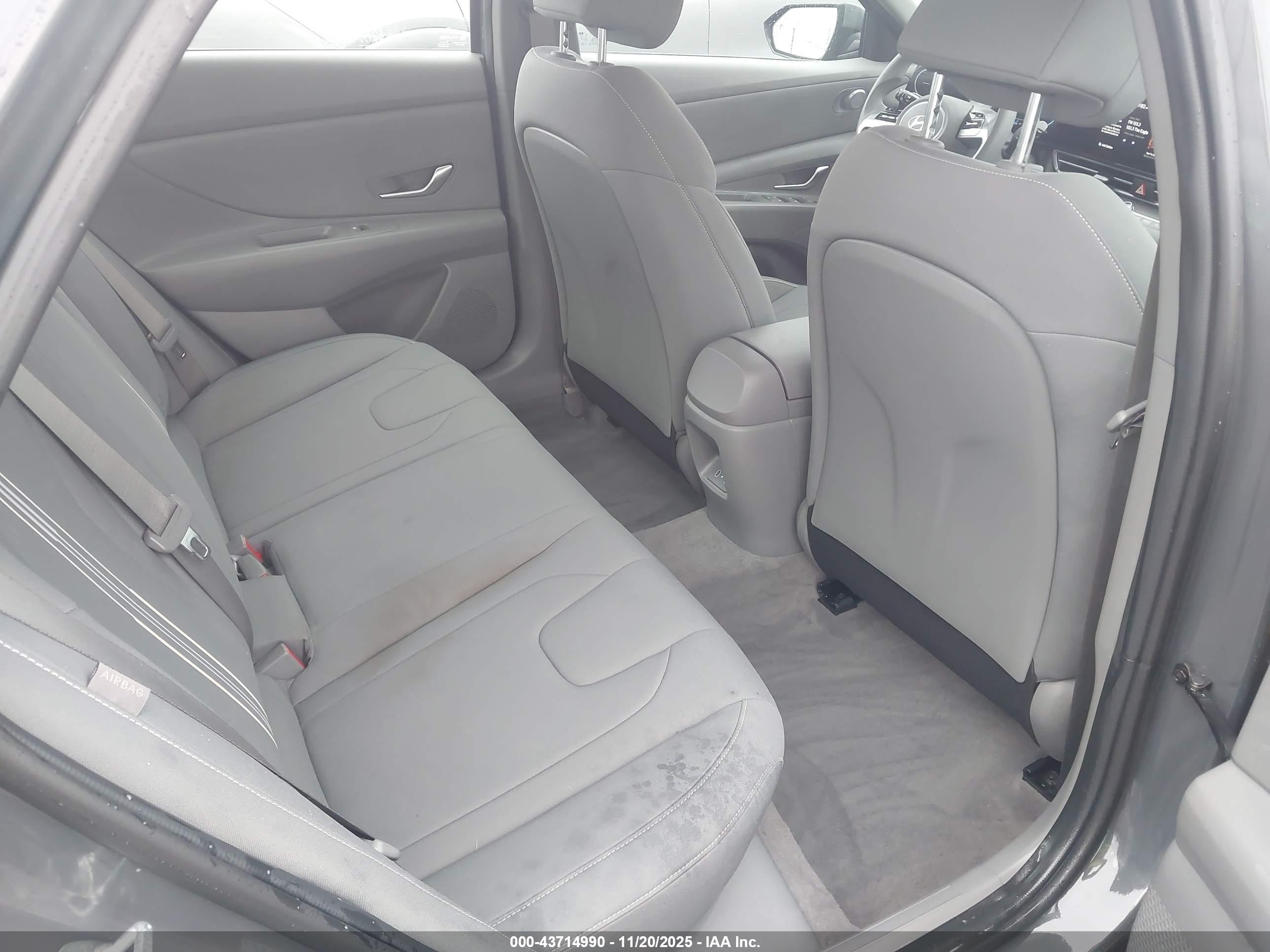 HYUNDAI ELANTRA image 8