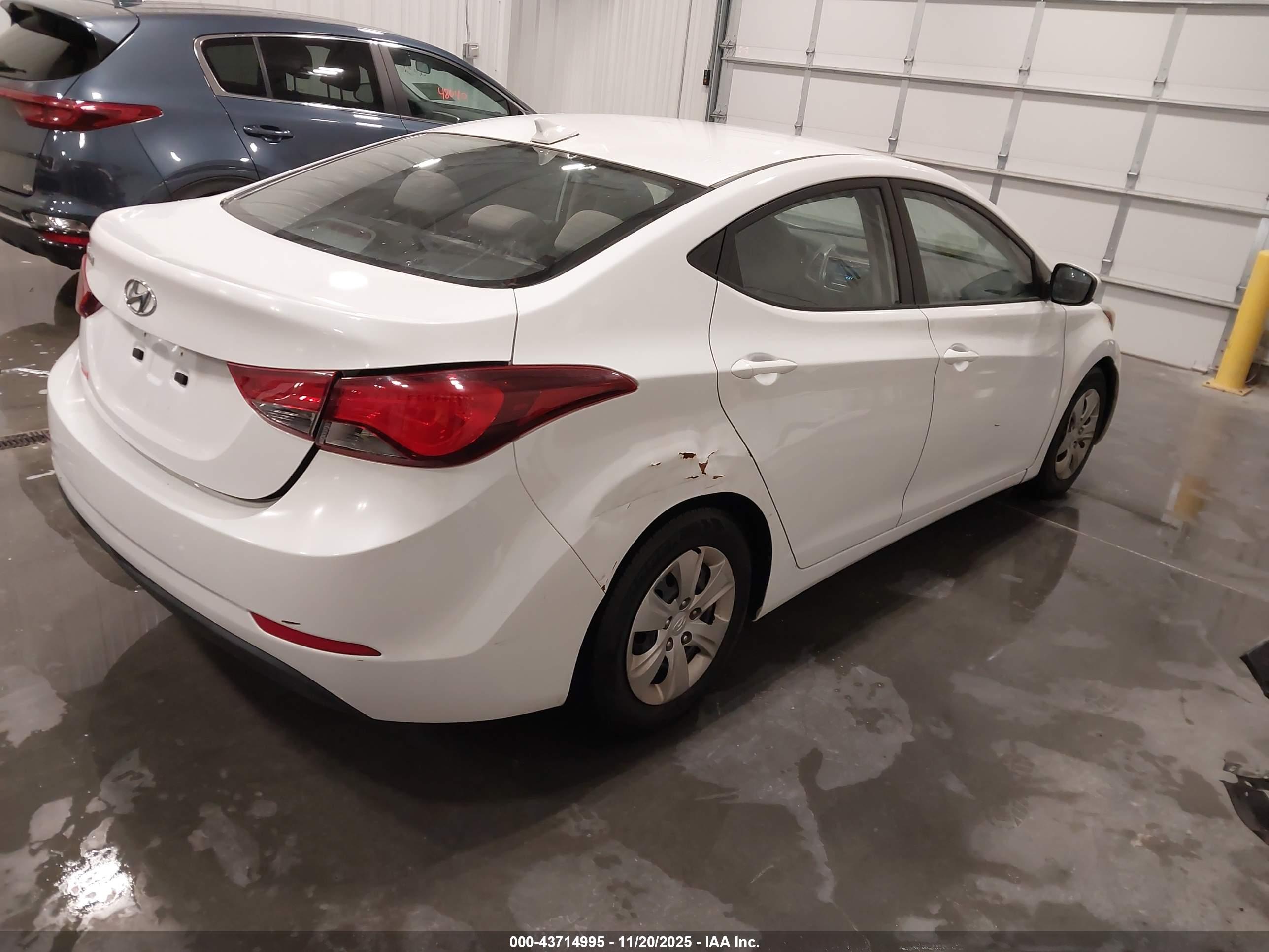 HYUNDAI ELANTRA image 4