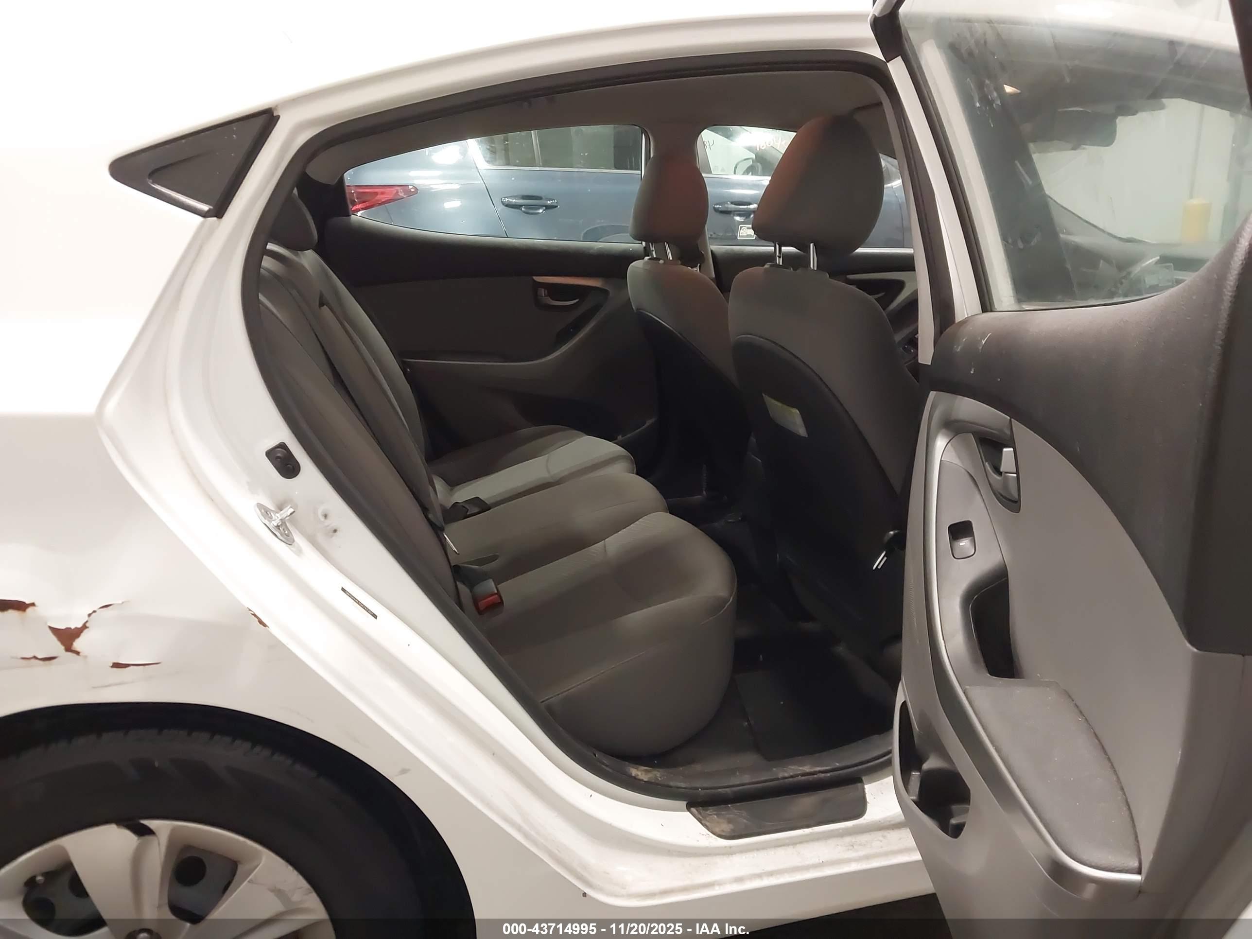 HYUNDAI ELANTRA image 8