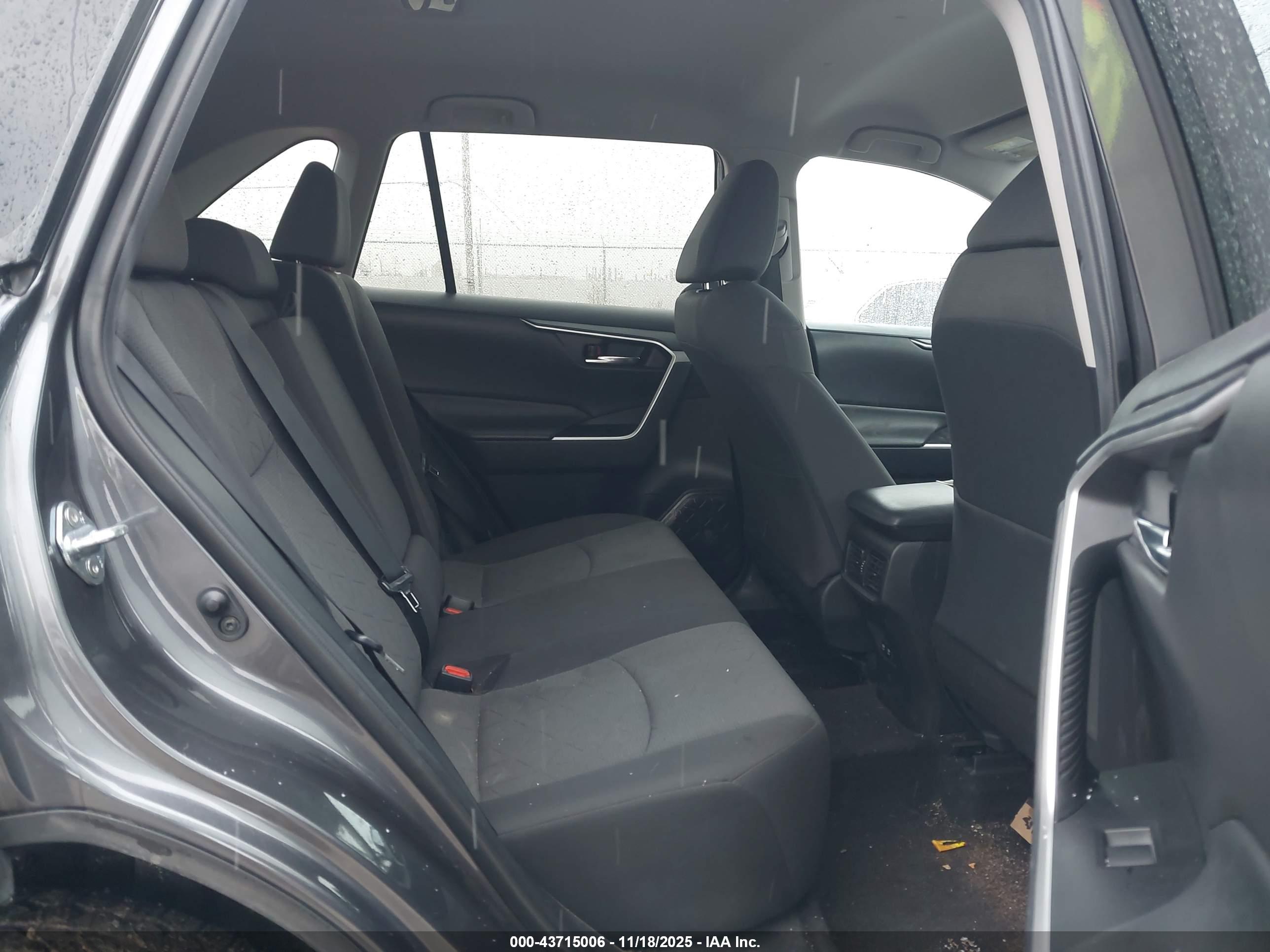 TOYOTA RAV4 image 8