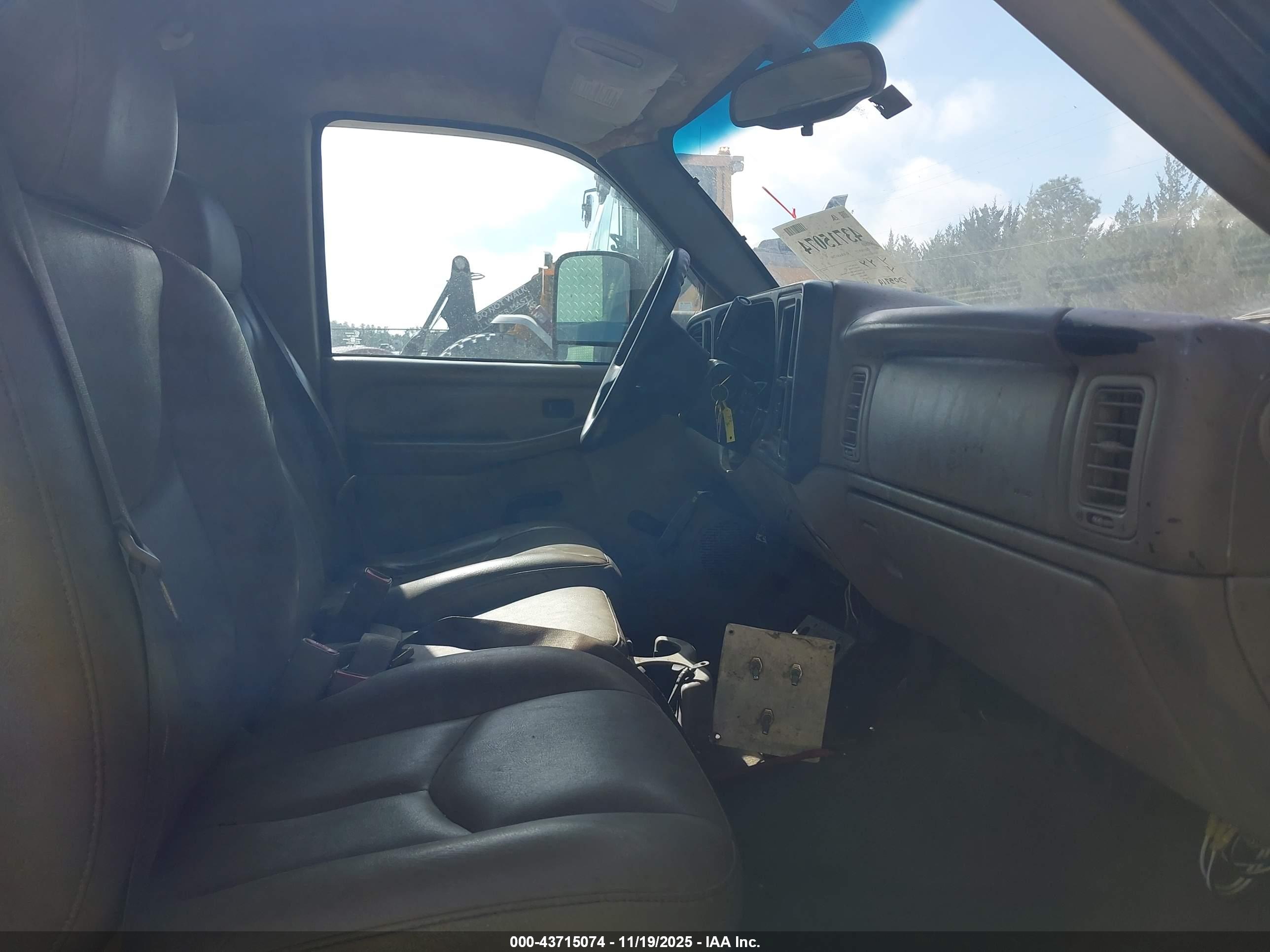 CHEVROLET SILVERADO image 5