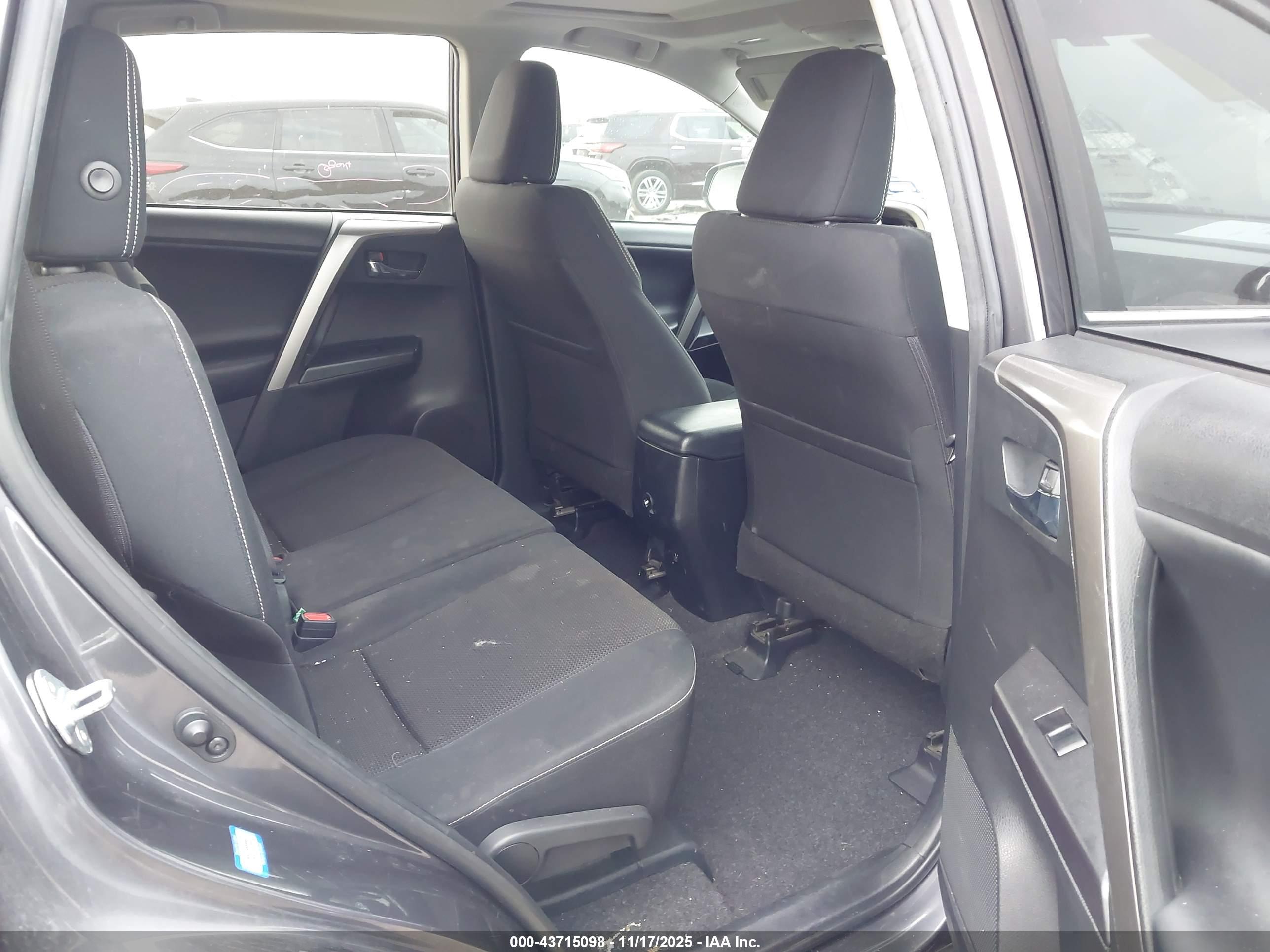 TOYOTA RAV4 image 8