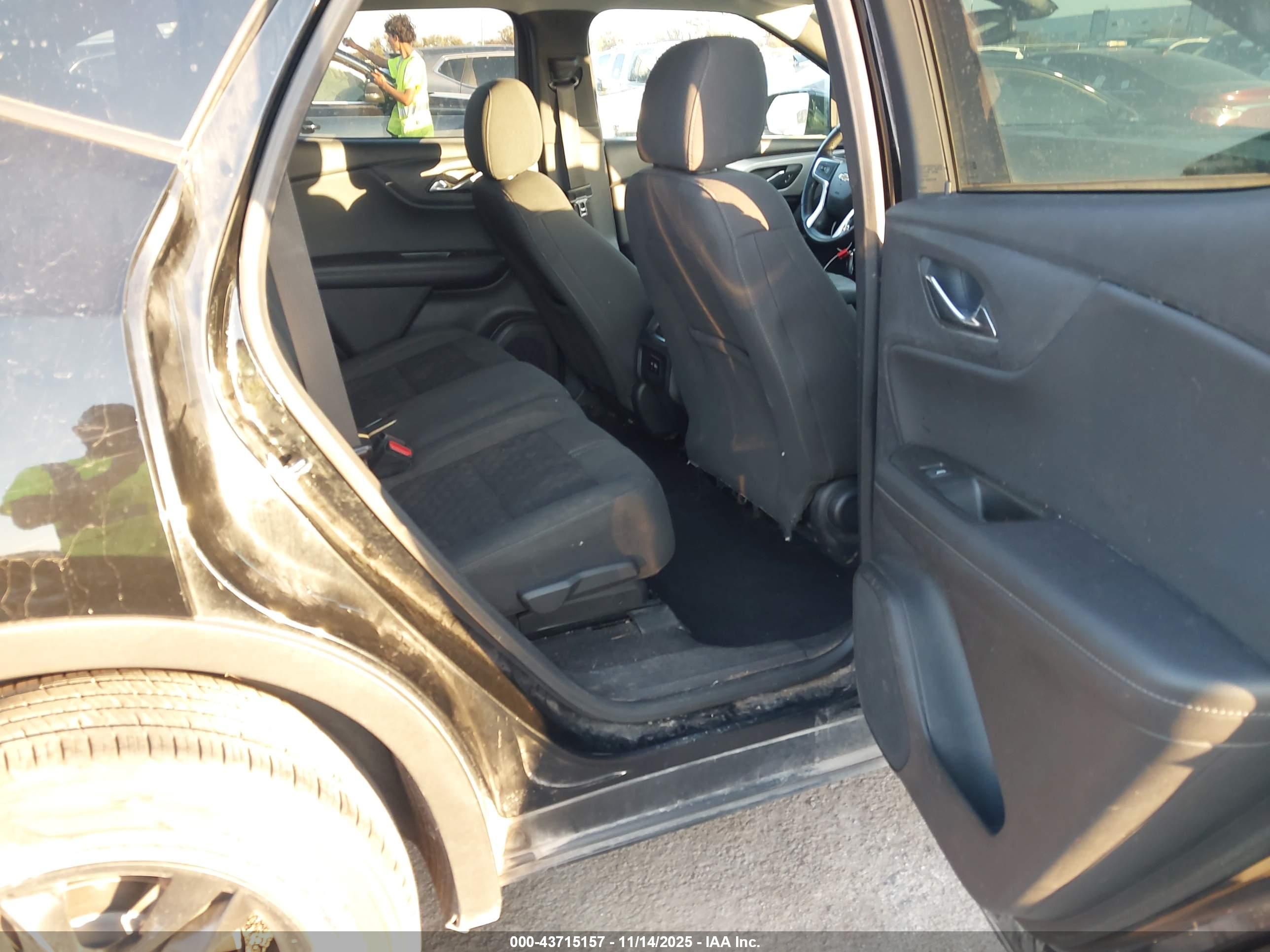 CHEVROLET BLAZER image 8