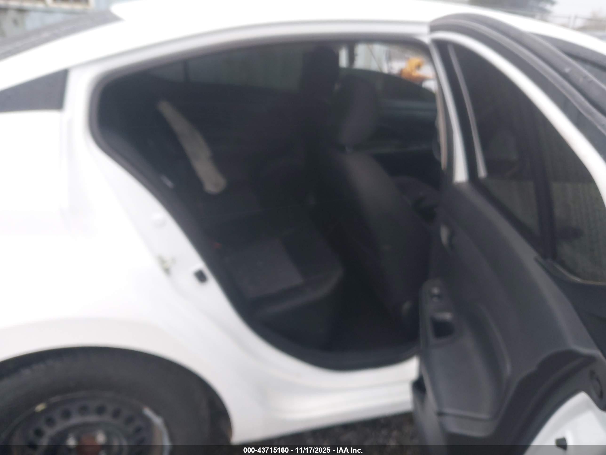 NISSAN VERSA image 8