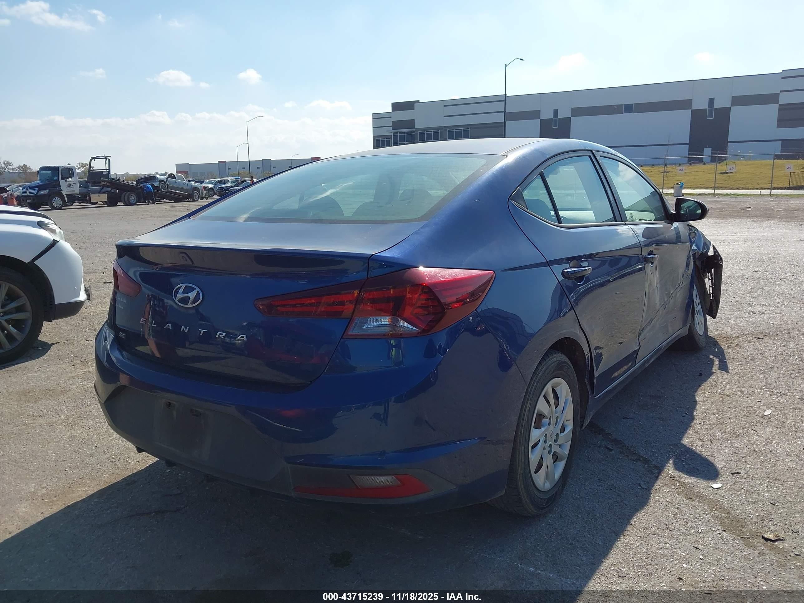 HYUNDAI ELANTRA image 4