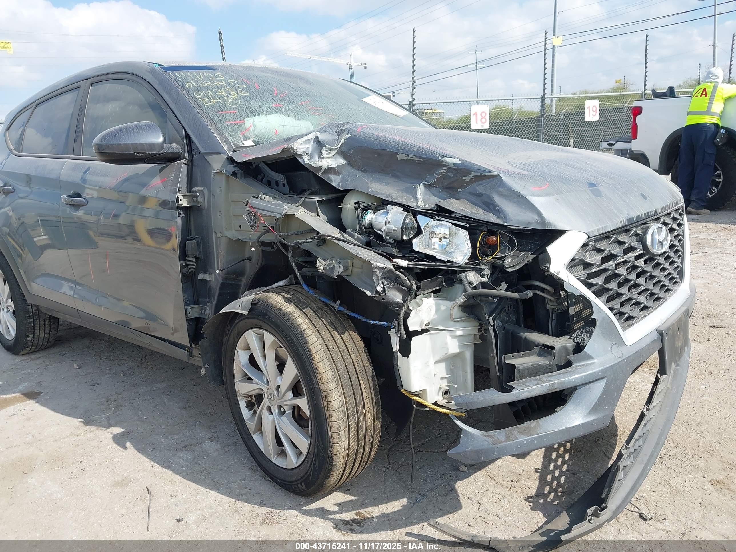 HYUNDAI TUCSON image 6