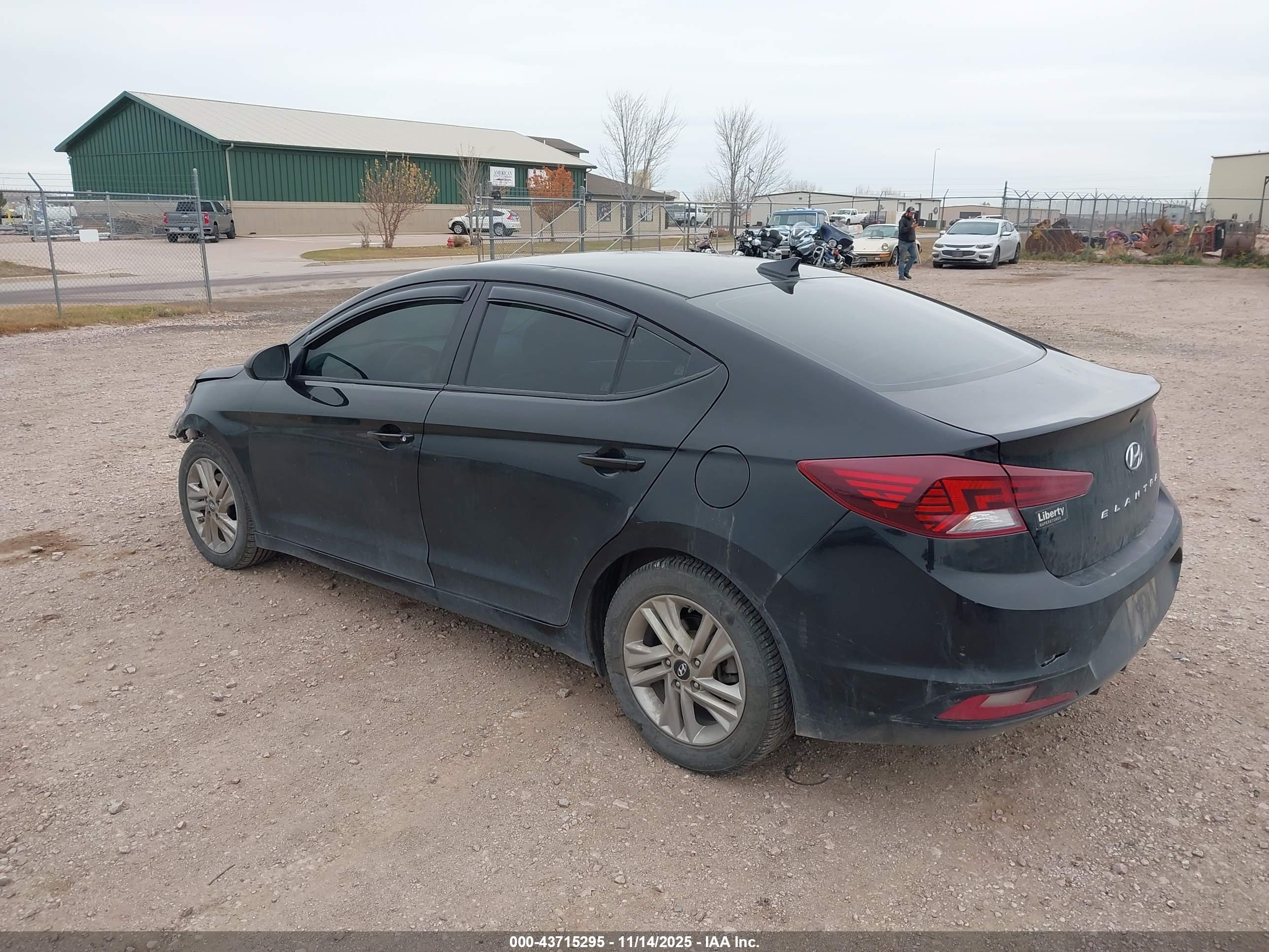 HYUNDAI ELANTRA image 3