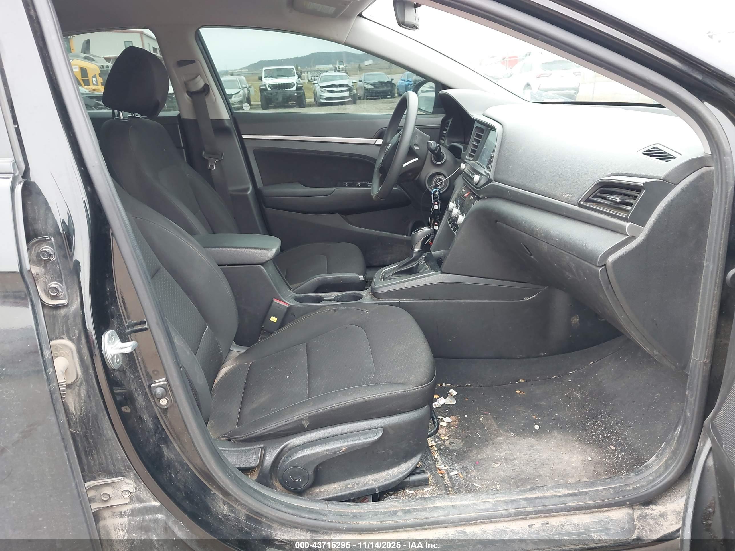 HYUNDAI ELANTRA image 5